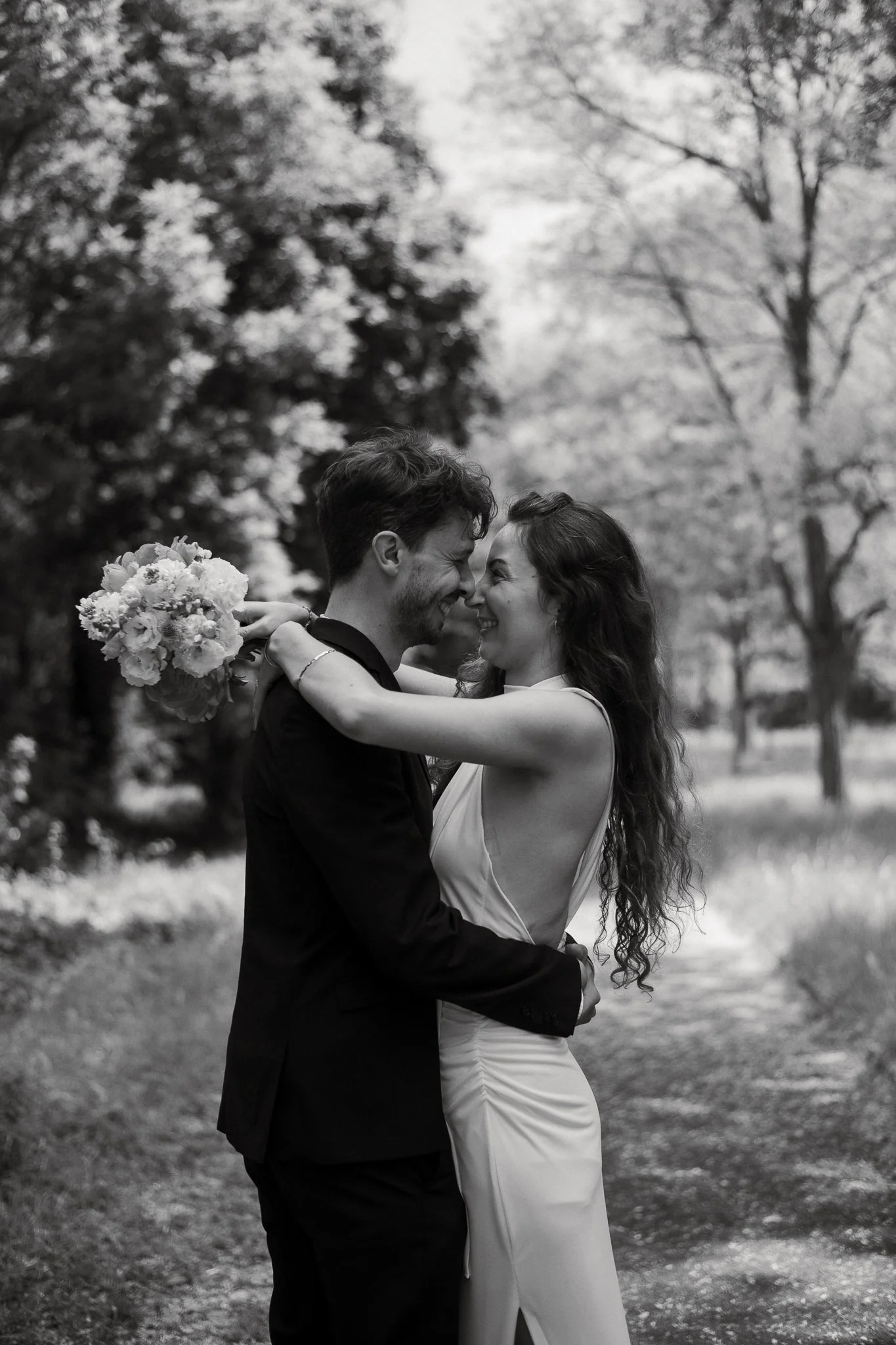 Braut und Bräutigam bei romantischer Umarmung - Candid Shot Hochzeitsfotografie Berlin