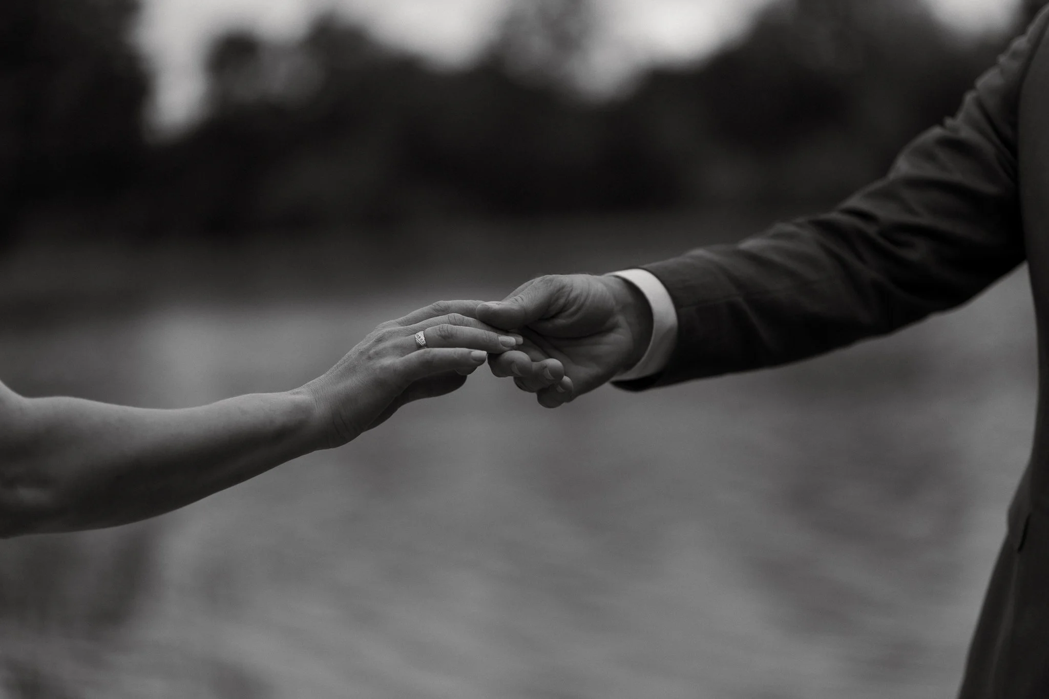 Detailfoto Hände mit Ringen Candid Shot  – Hochzeitsreportage Berlin
