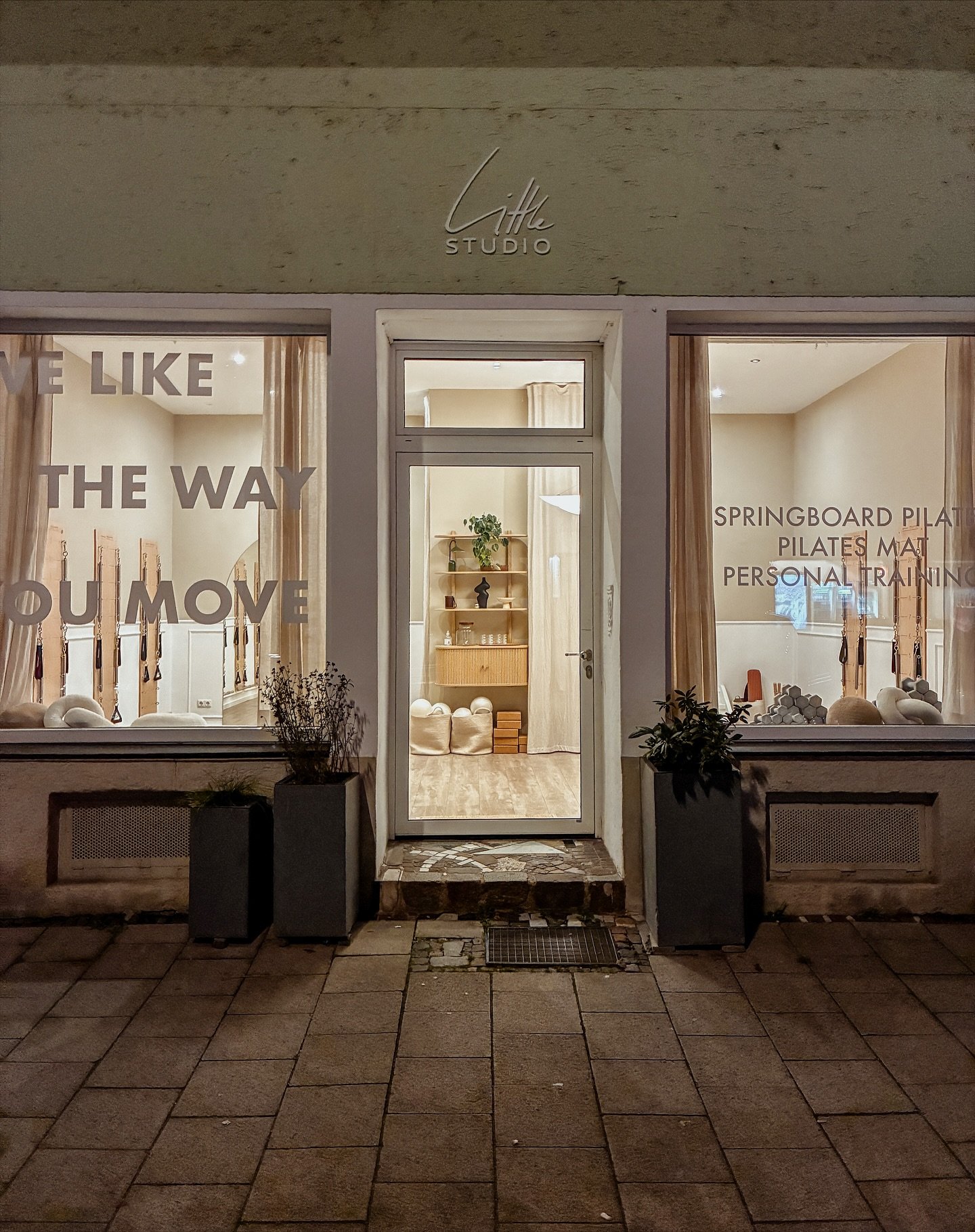 Kennst du eigentlich schon unser Studio in der Adalbertstra&szlig;e 43? Hier bieten wir Springboard Pilates an. Das ist ist eine besondere Form des Pilates-Trainings, die an einer wandmontierten Vorrichtung &ndash; dem sogenannten Springboard &ndash;