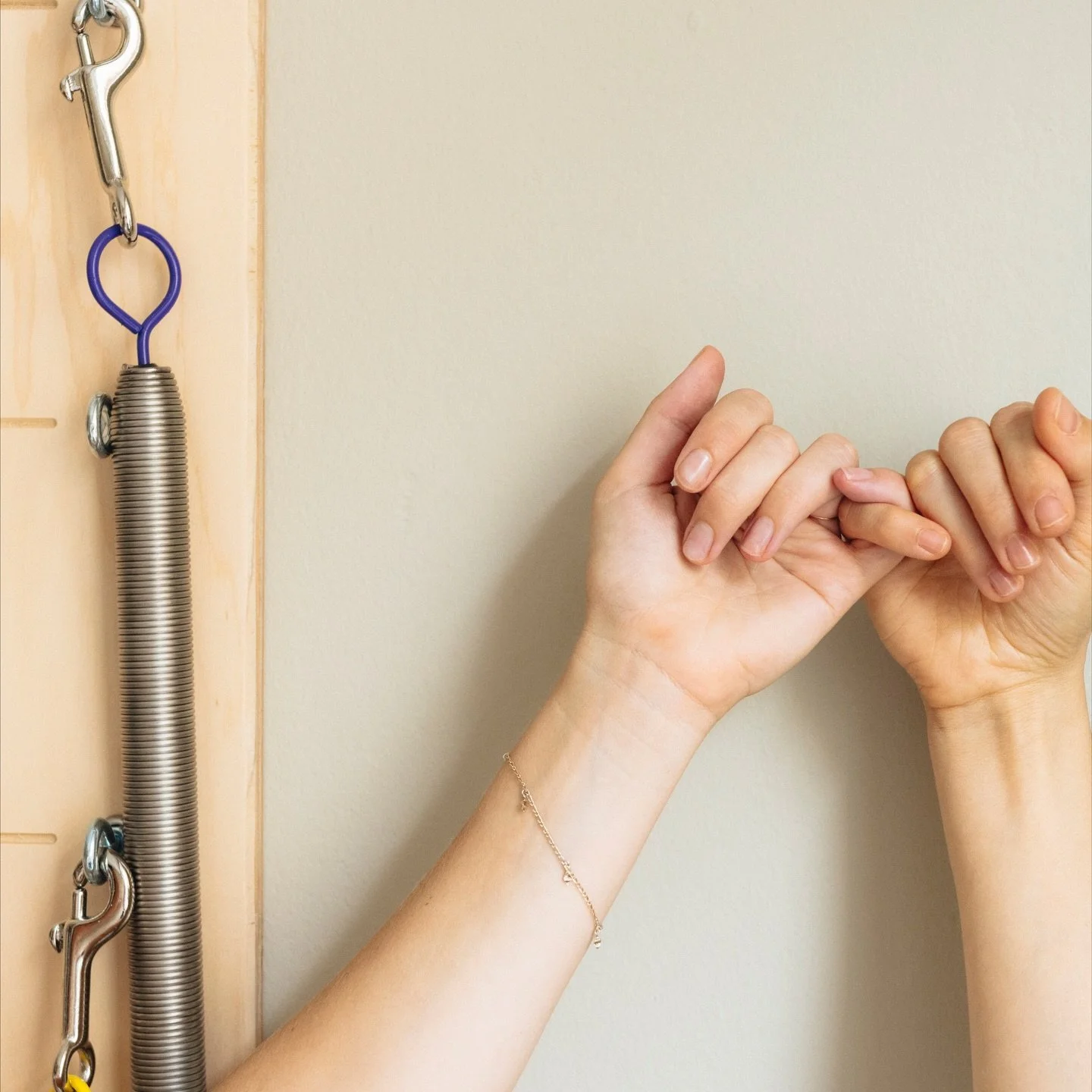 Ladies, we know the Pilates hype is real 🤝🏼
Springboard Pilates anzubieten stand f&uuml;r uns seit den ersten Ideen f&uuml;r das Studio-Konzept fest. 
Verschiedene Gr&uuml;nde haben dazu gef&uuml;hrt, dass wir erst letztes Jahr die M&ouml;glichkeit