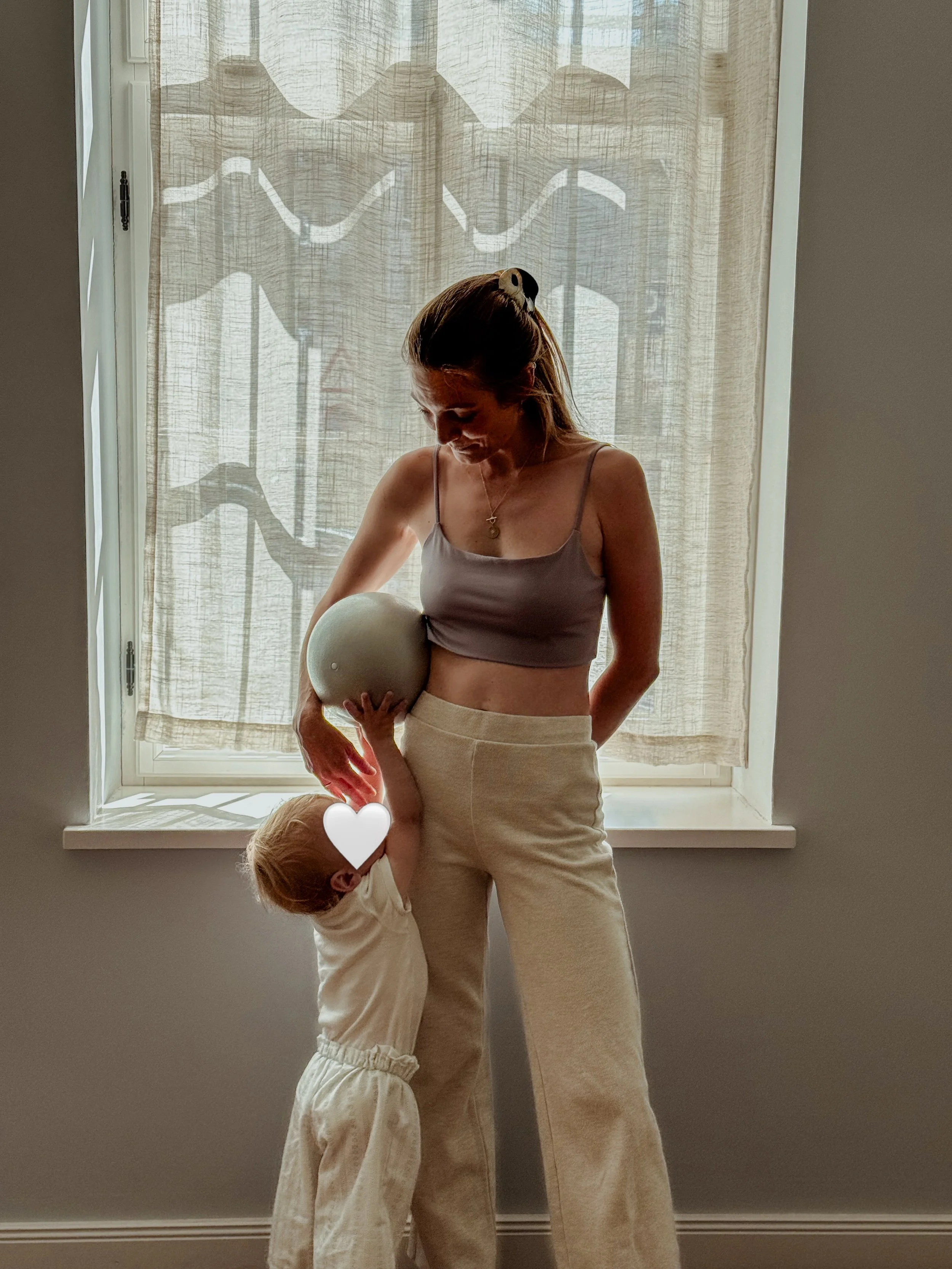 Studio life lately ✨

Unsere Trainerin Viki @viktoriagebing und ihr little J

Stay hydrated - am liebsten mit infused water 🥒

Baby Barre ist auch immer eine Baby Party. W&auml;hrend die Kkeinen spielen, schwitzen die Mamas. Win-win f&uuml;r alle 🎀