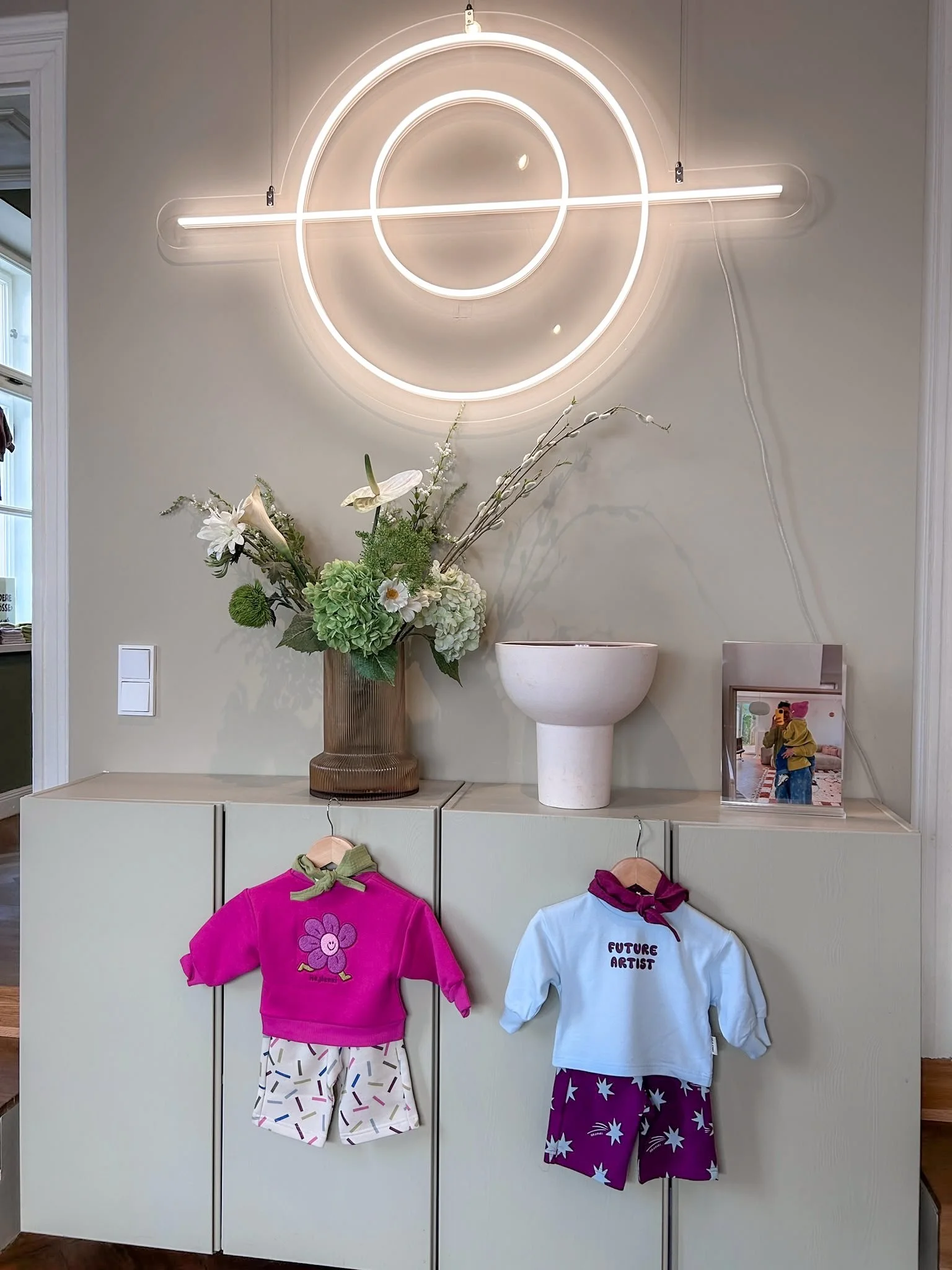 We love seeing our studio like this. 🤎

Es ist immer wieder sch&ouml;n zu sehen, wie sich unser Studio f&uuml;r ein Wochenende in einen ganz anderen Ort verwandelt. Heute: ein Pop-up Store von @hejlenki voller wundersch&ouml;ner Strickteile, Lieblin