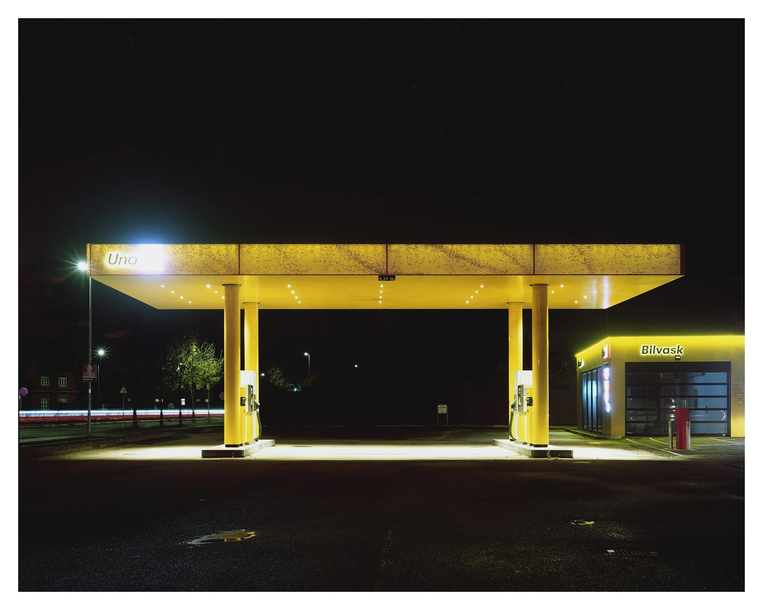 Gas Station 2_100 dpi_Juan Hein_frame.jpg