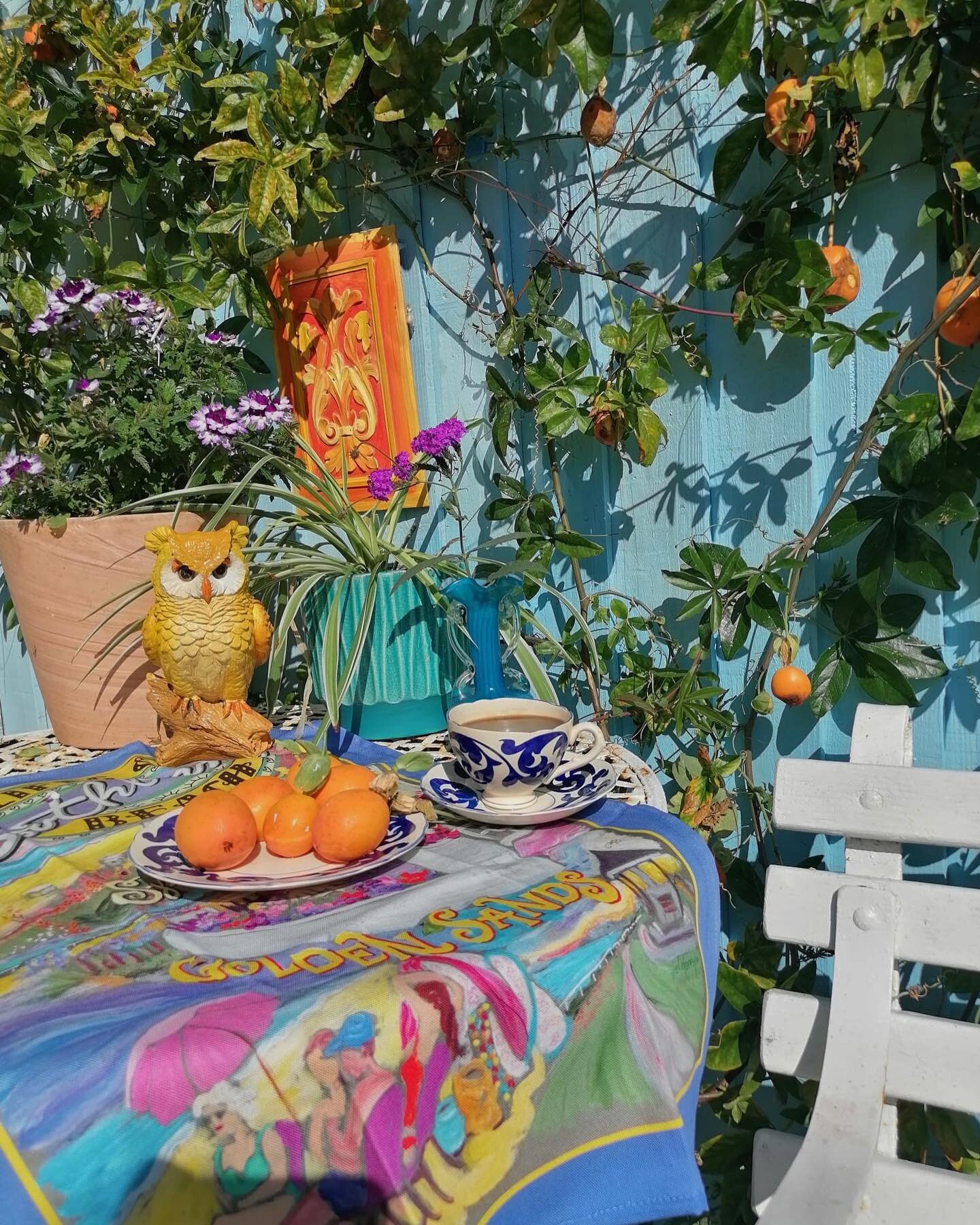Art in the Garden Part 2🪴

the Colourful House, featuring my Southbourne Cliffs &amp; Beach tea towel, available at Flaming Noras, Southbourne🎨

#colourfulhomedecor #funkyhouse #livingartfully #artfulliving #interiordesign