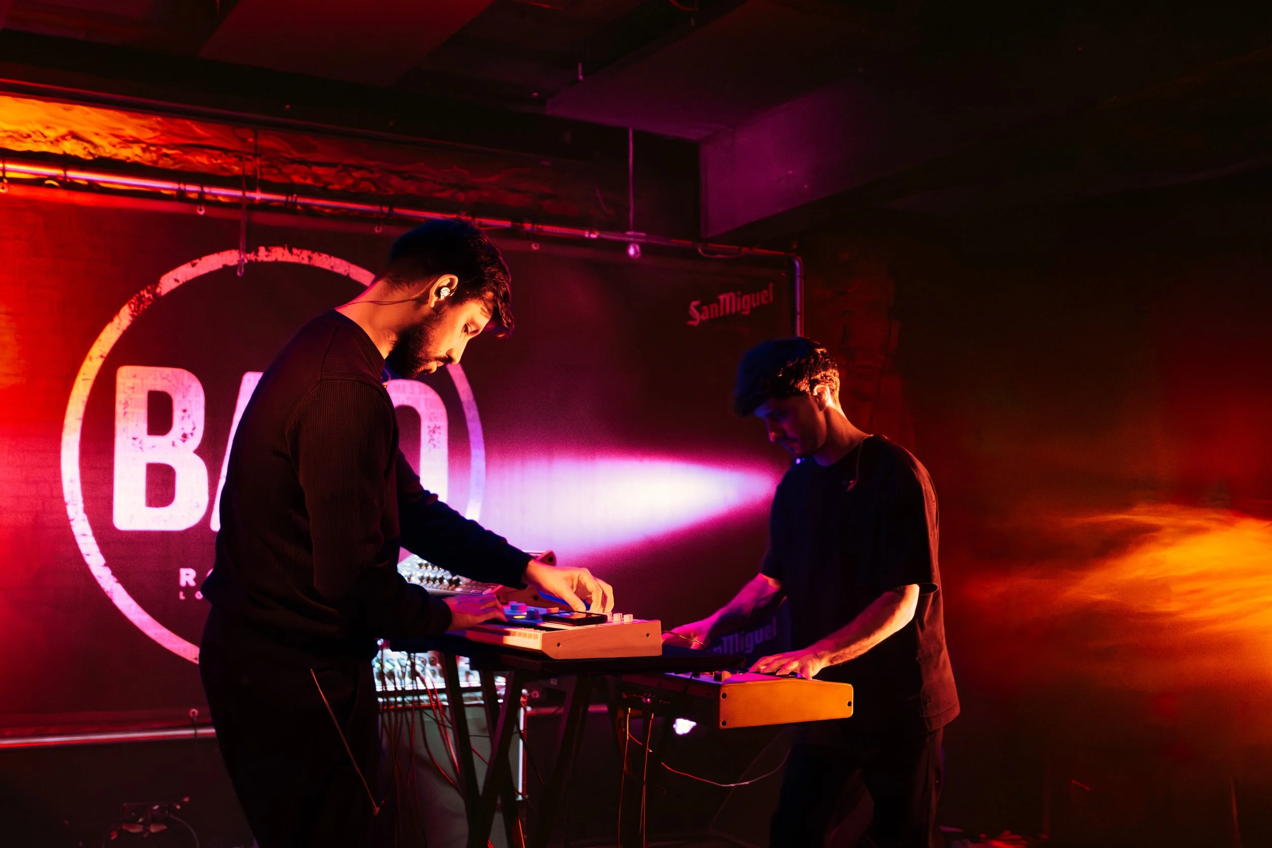 Mirage People, duo de eletrónica, em concerto no Bafo de Baco em Loulé, em Dezembro de 2025.