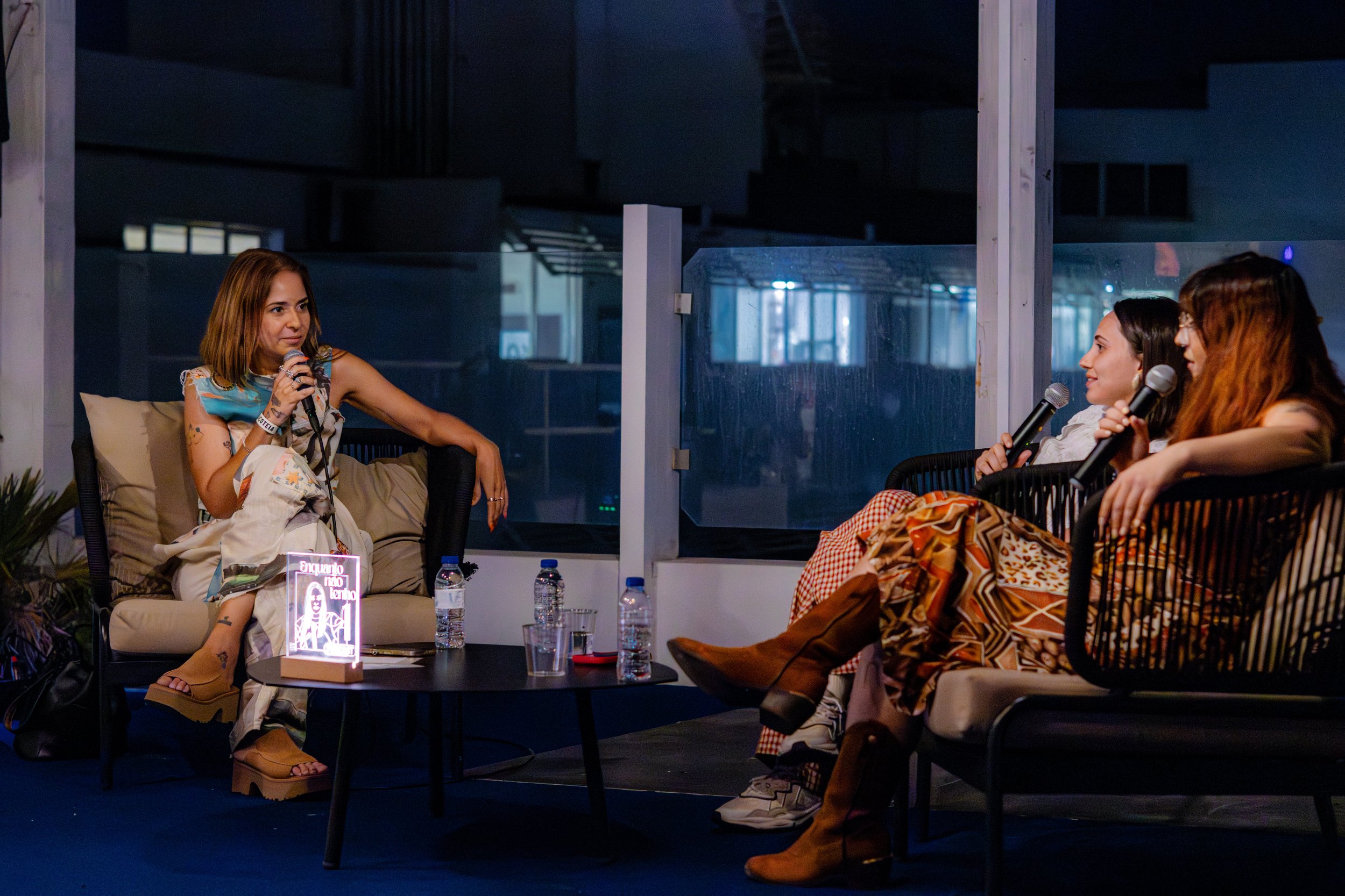 Marta Lima e Ana Tereza participam no podcast ao vivo de Maria Seixas Correia "Enquanto não tenho um podcast" no Festival Açoteia, em Faro em 2025