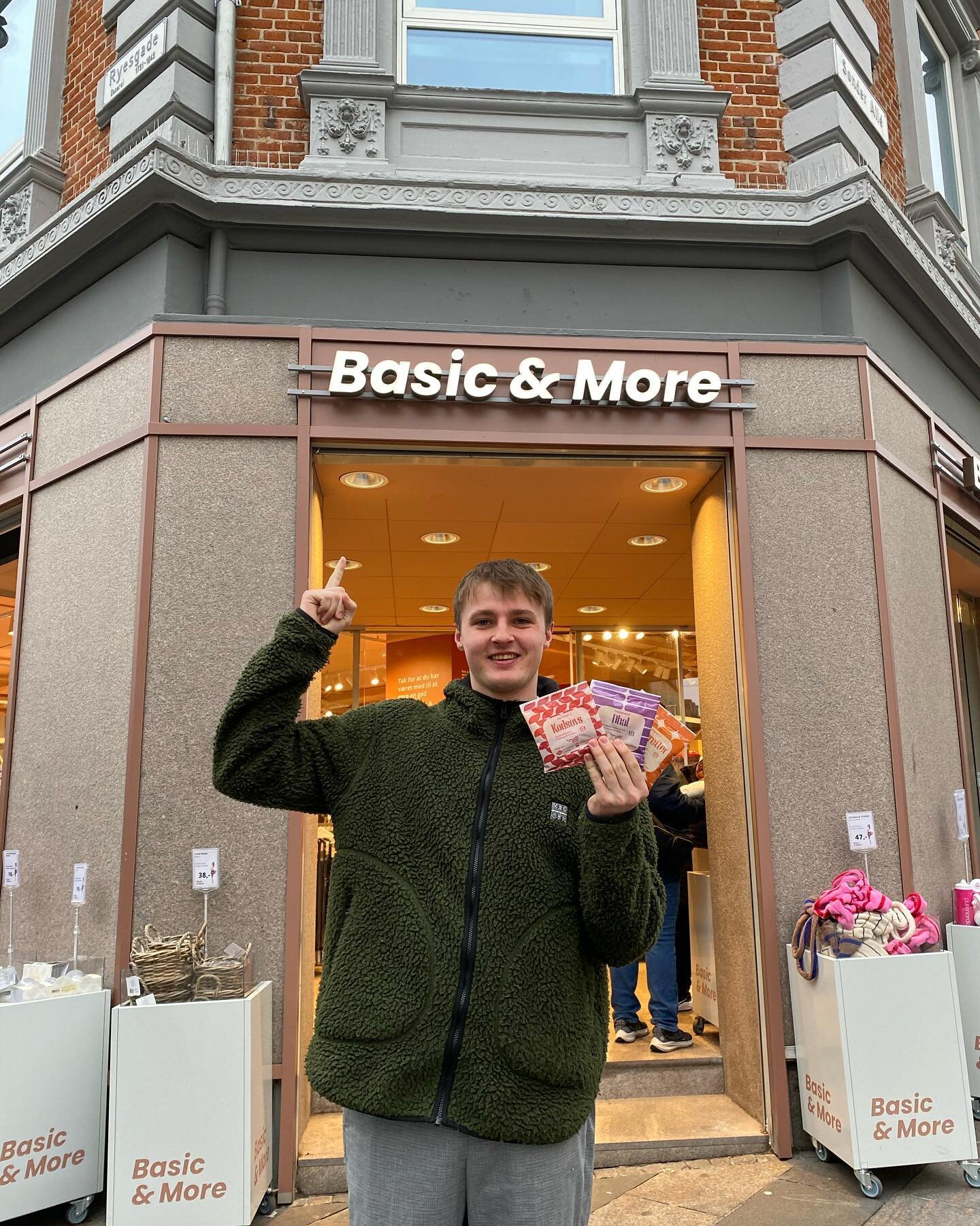 STOR NYHED!👏
Nu kan du finde vores produkter i @basic_andmore ✨ Den kommende tid har du mulighed for at k&oslash;be K&aelig;rlighed til K&oslash;dsovs, K&aelig;rlighed til Dhal samt K&aelig;rlighed til Karryretter til kun 10 kr. Vi s&aelig;tter utro