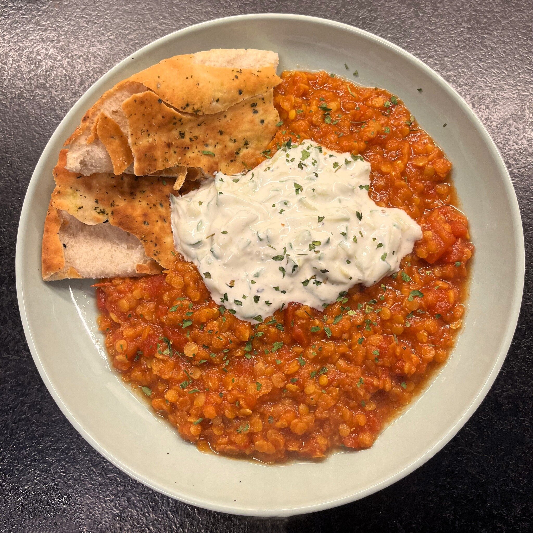 🌱 Opdag k&aelig;rligheden til b&aelig;lgfrugter denne januar! 🍛 Vi hos Krydr har gjort det ekstremt nemt at lave en l&aelig;kker hjemmelavet dhal.

Vores krydderiblanding 'K&aelig;rlighed til Dhal' kan du finde i din lokale Meny eller i Basic and M