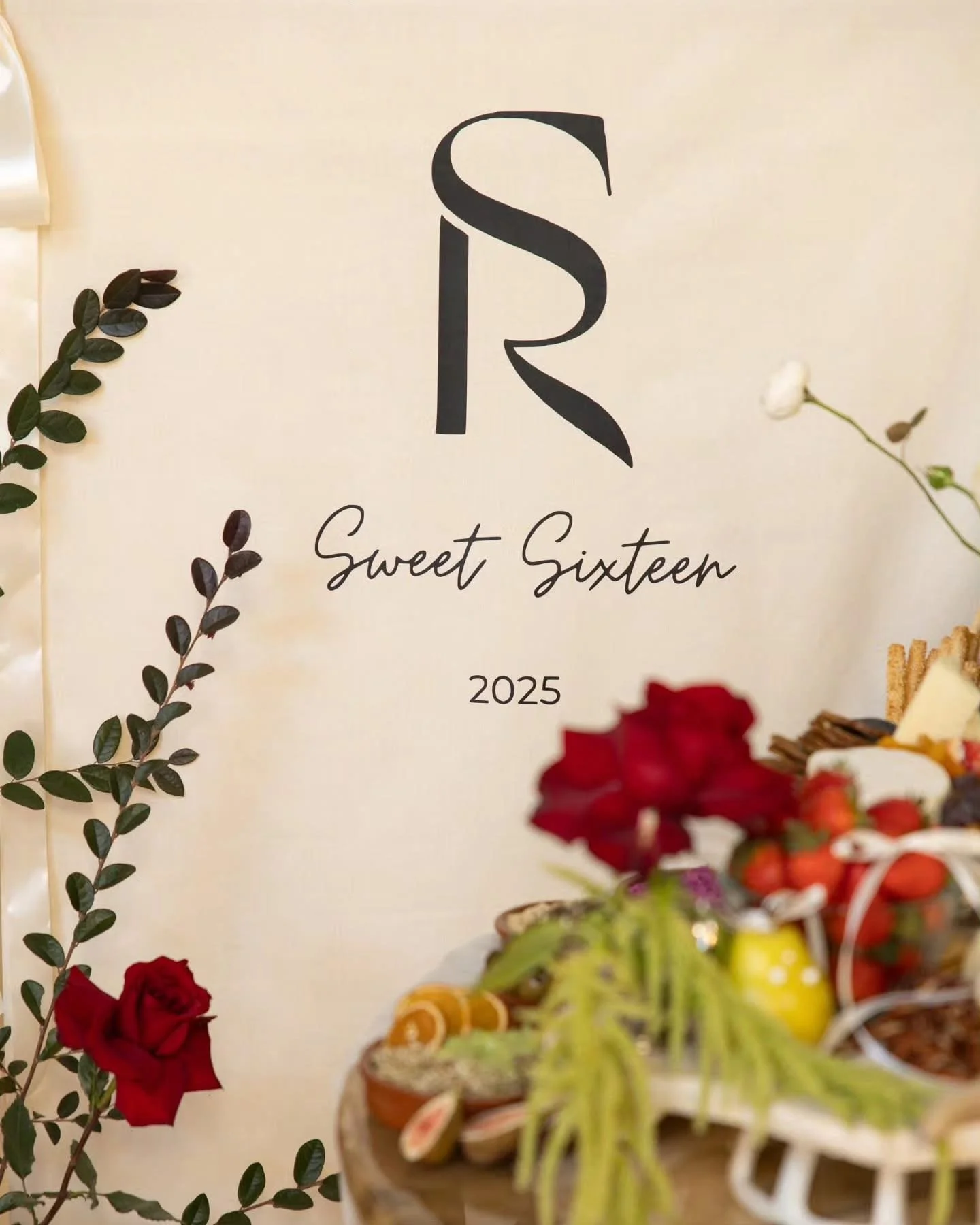 Every detail was perfection&hellip; 🤌🏽 

Balloons &amp; signage | @little.palm.events.co 
Table grazing &amp; styling | @grazing_acres_ 
Floral genius | @wylde_magnolia_x 
Space | @studiorepublic 

#16thbirthday #sweetsixteen #birthday #party #stud