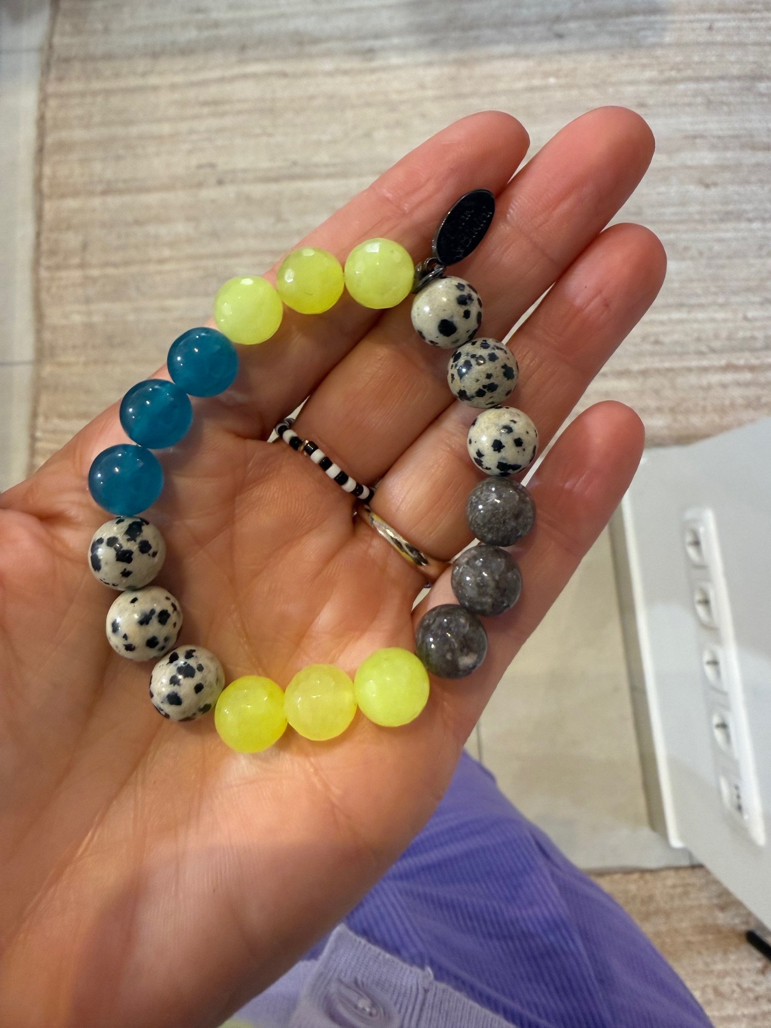 Armband aus gefärbter Jade und Dalmatiner Jaspis