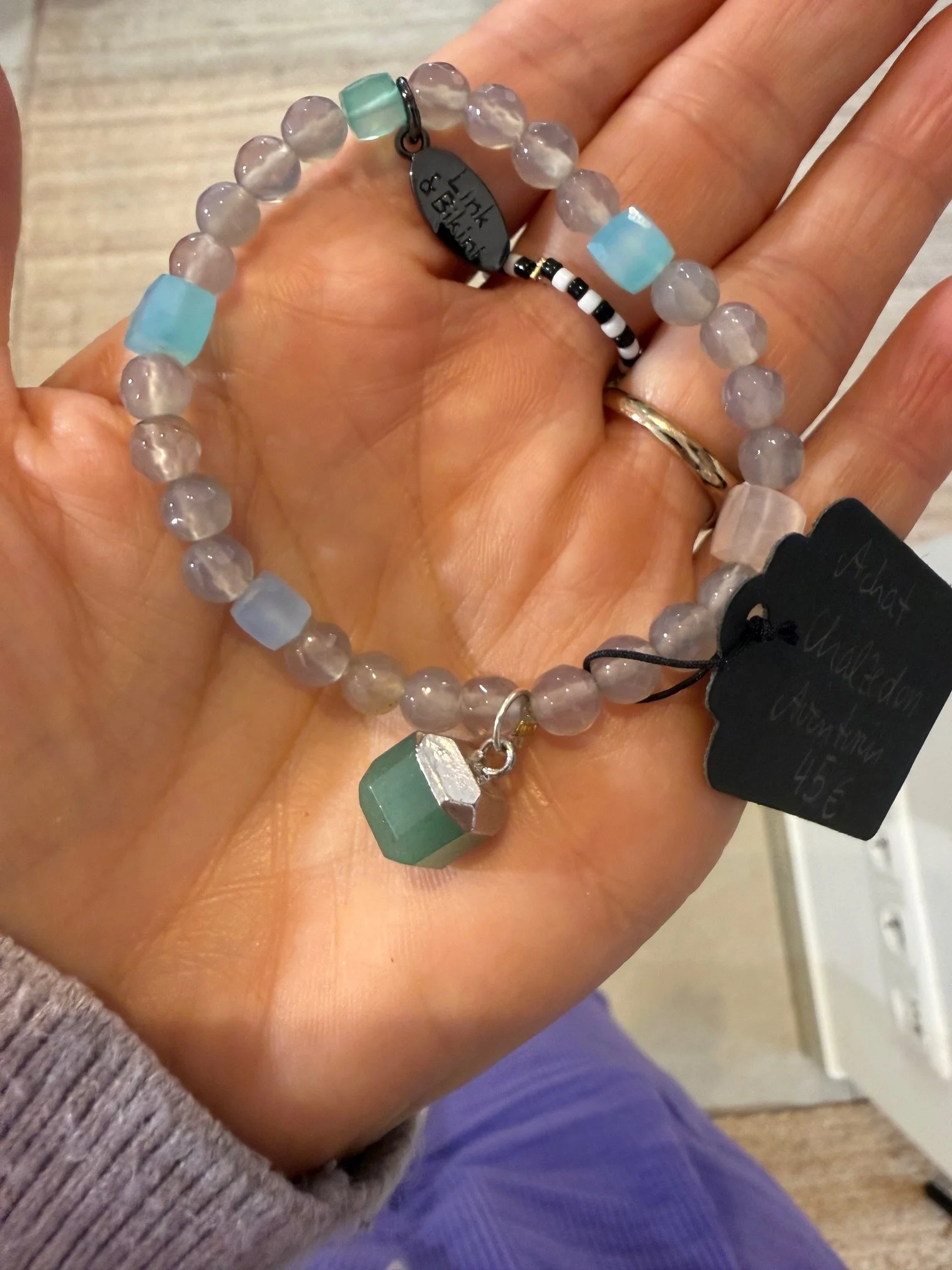 Armband aus grauem Achat mit quadratischen Chalzedonen und Aventurin Anhänger