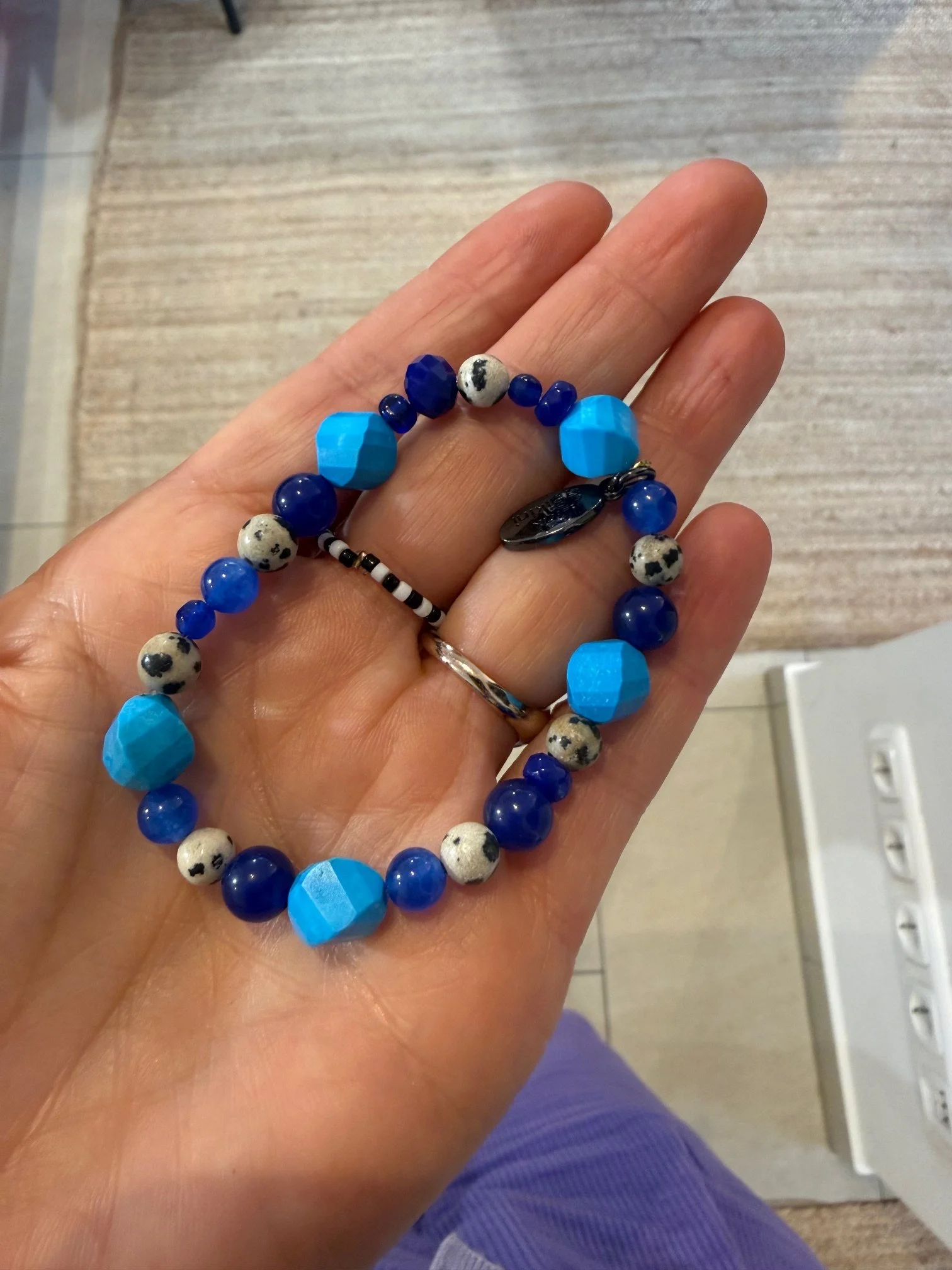 Armband aus Jade, Howlith und Dalmatiner Jaspis