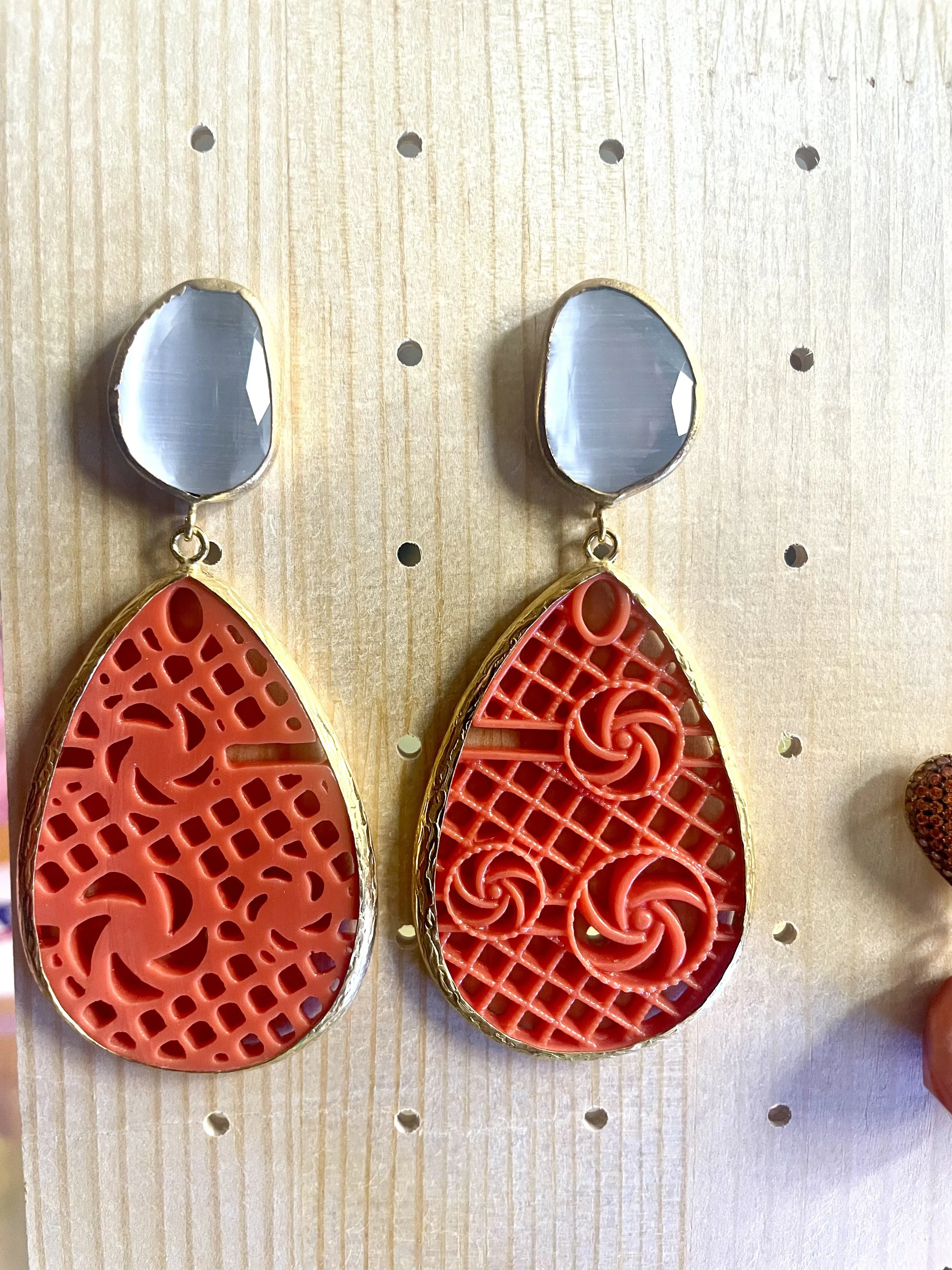 geschnitzte Edelsteinohrringe