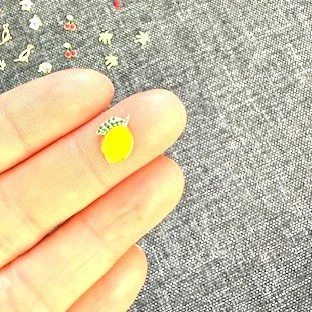 Miniatur Strass Zitrone Emaille.jpeg