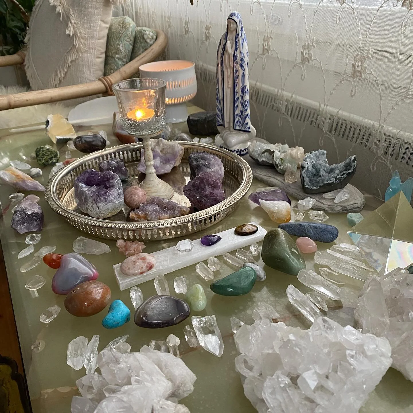 El&auml;m&auml;&auml; aistiherkk&auml;n&auml;. Onko sinun tarvetta suojata omaa energiaasi? Osa meist&auml; k&auml;ytt&auml;&auml; erilaisia suojaamismenetelmi&auml; ja osa luottaa oman sis&auml;isen valonsa suojaan.

Mit&auml; t&auml;ll&auml; oman e