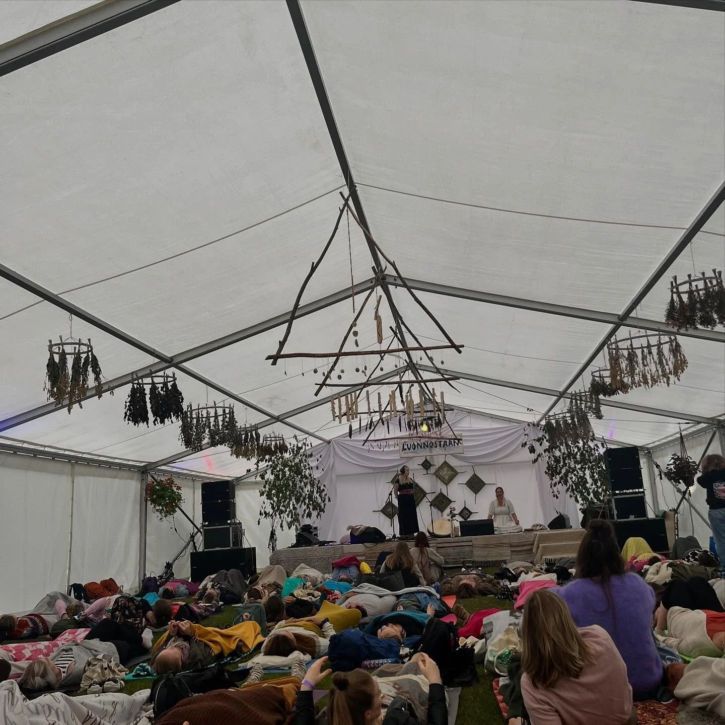 Pyh&auml; Rakkaus ❤️

Maaplaneetalla ja kolektiivienergiassa tapahtuu paljon. &Auml;itimaan v&auml;r&auml;htely on nousussa ja se her&auml;tt&auml;&auml; meid&auml;n tietoisuutta. Erilaisia valokoodeja, eli valon tason informaatiota v&auml;littyy mei