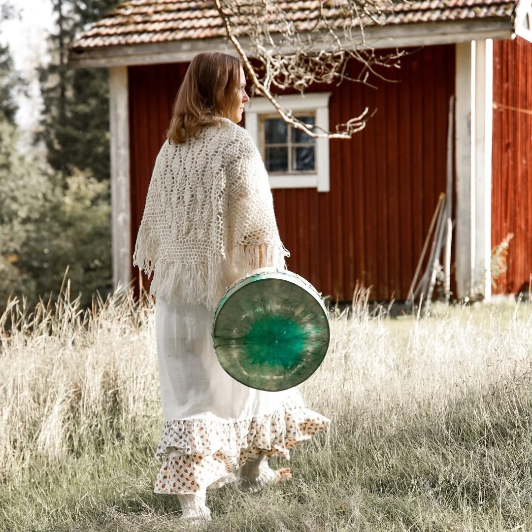 Sukuperim&auml; ja ylisukupolviset haasteet

Tiesitk&ouml;, ett&auml; suvun linjassa sek&auml; &auml;idin ett&auml; is&auml;n puolelta siirtyy heid&auml;n energiatason perim&auml; dna-perim&auml;ss&auml; sinulle ja edelleen eteenp&auml;in j&auml;lkel