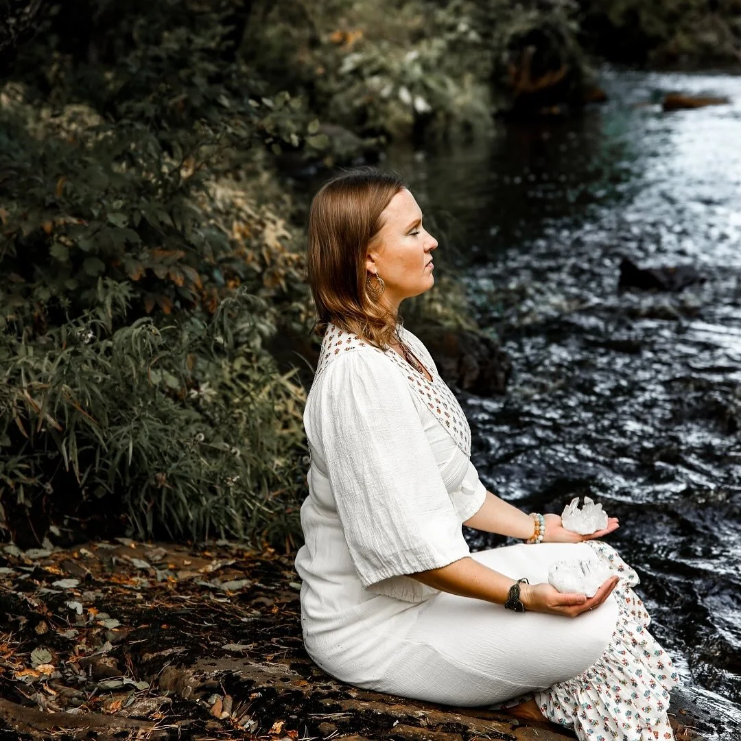 Feel it to heal it, kehollistaminen

Monet hakeutuvat energiahoitoon, koska tuntevat, ett&auml; puhuminen yksist&auml;&auml;n ammattilaisen kanssa ei tuo apua haasteeseensa. El&auml;m&auml;n historian negatiivisen haasteen kokeneena on hyv&auml; saad