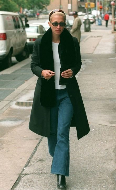 What would Carolyn Bessette do?