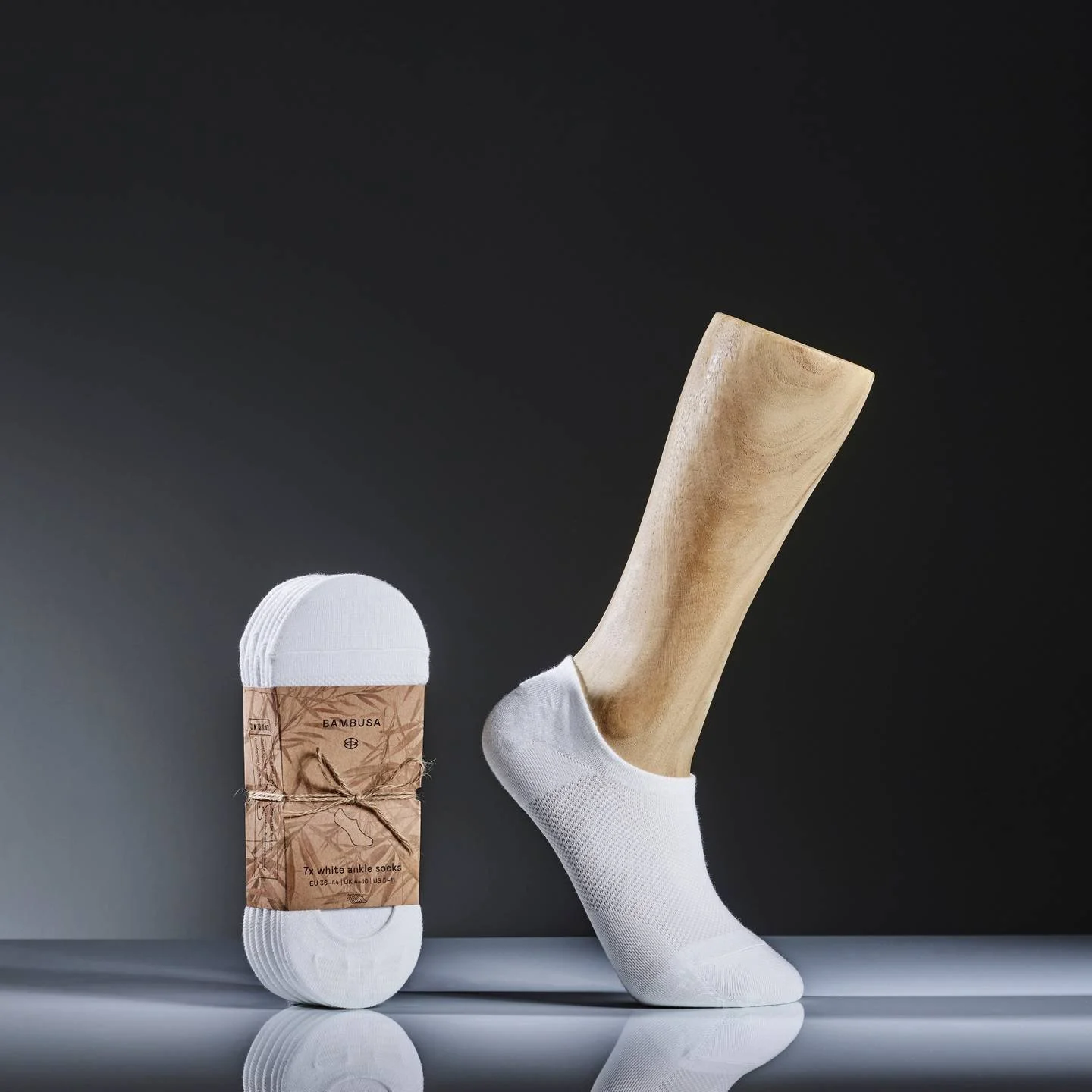 201_5bc9318119-bambusa_ancle_socks_white_package_and_model_bred-original.jpg
