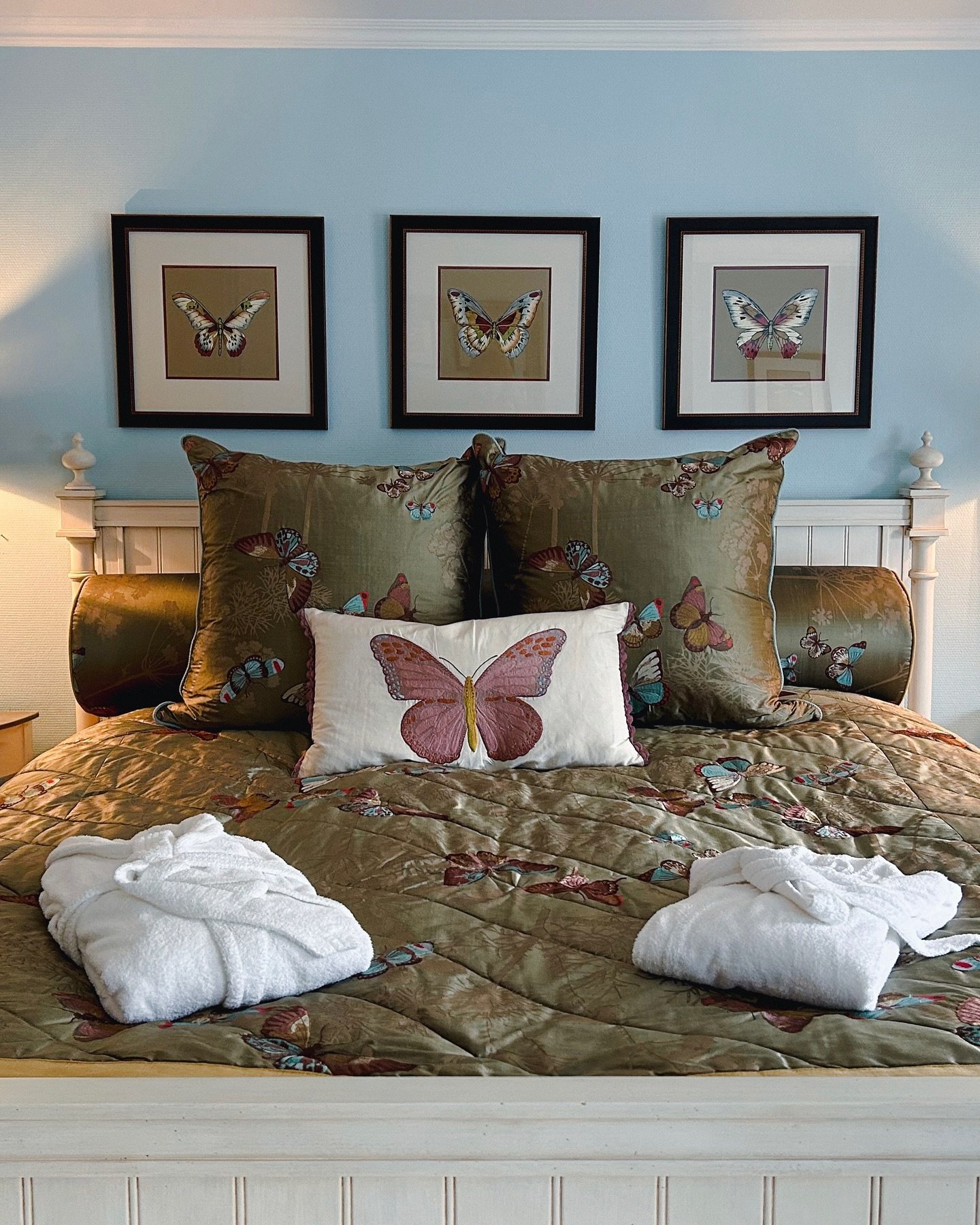 Ready to drift off in luxury and soak up the serenity? 🦋🐟 At High Moor Cottage, each room is designed to allow peaceful countryside dreams to meet indulgent relaxation. Soft blues, a plush bed, and a soaking tub to wash your cares away&mdash;it&rsq