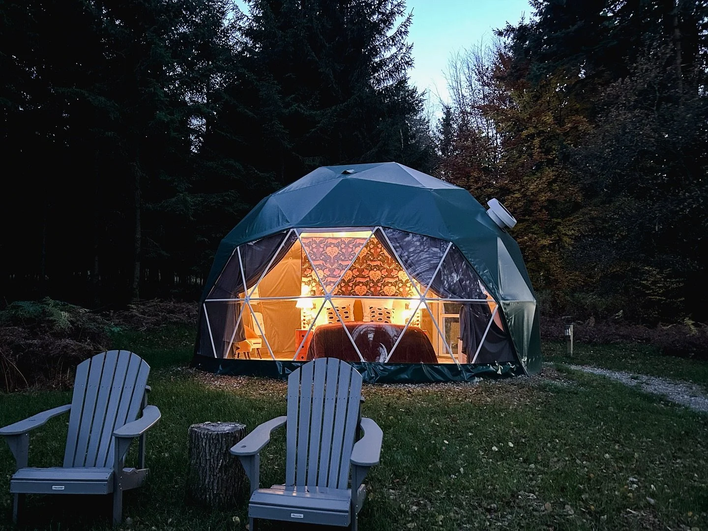 Some places dim with nightfall&hellip; High Moor comes alive.✨

Glowing domes, forest silhouettes, and that soft Ardennes magic that settles the moment the night wraps around the trees&hellip; 🌙🏕️

So why admire it from your phone when you could be