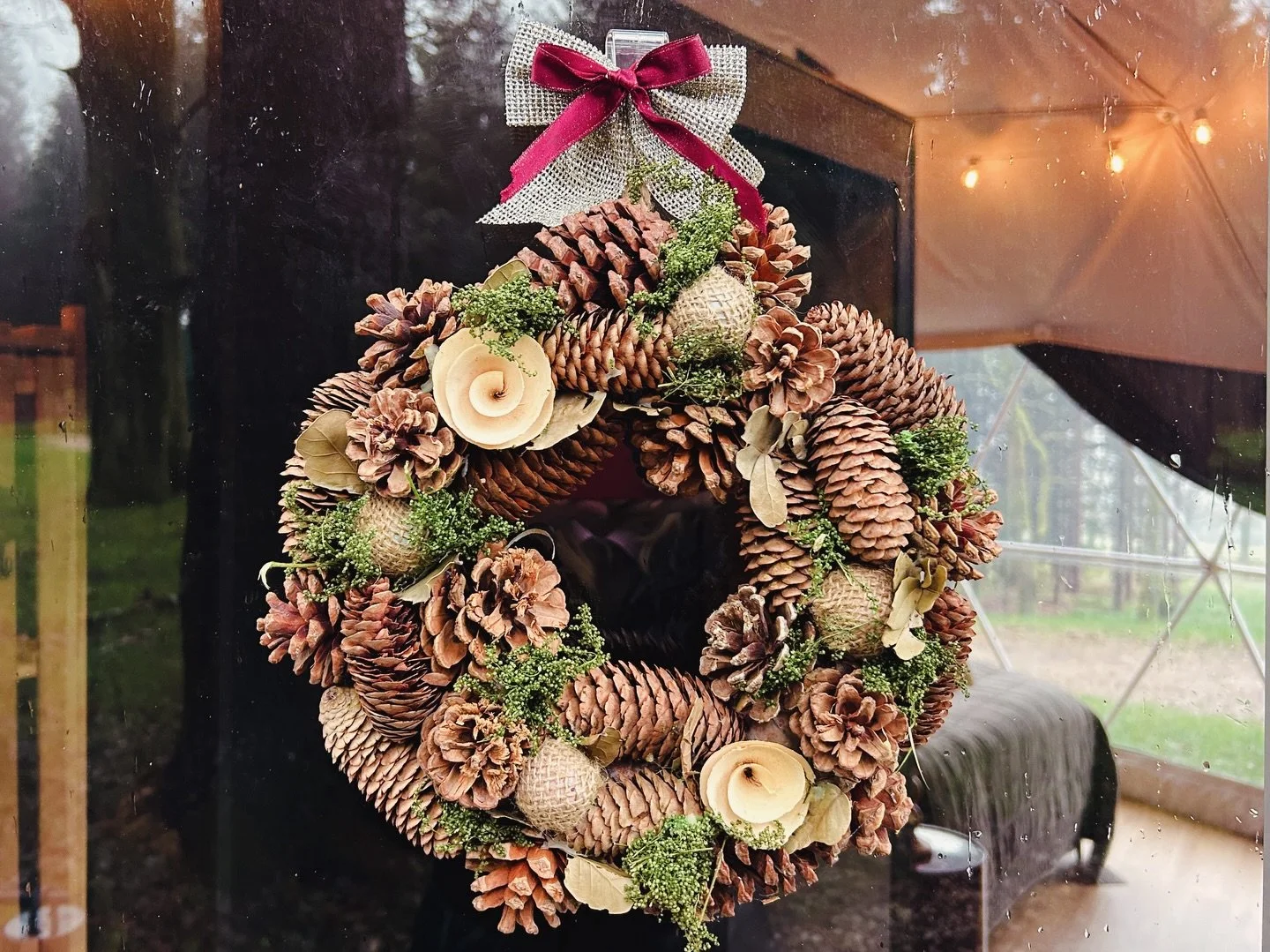 ✨ Stepping into the season&hellip; one wreath and cozy cushion at a time 🍬
Our glamping domes are ready for the First Advent this Sunday &mdash; cozy, twinkly, and happily festive. 
And if your idea of winter bliss includes fairy lights, frosty morn