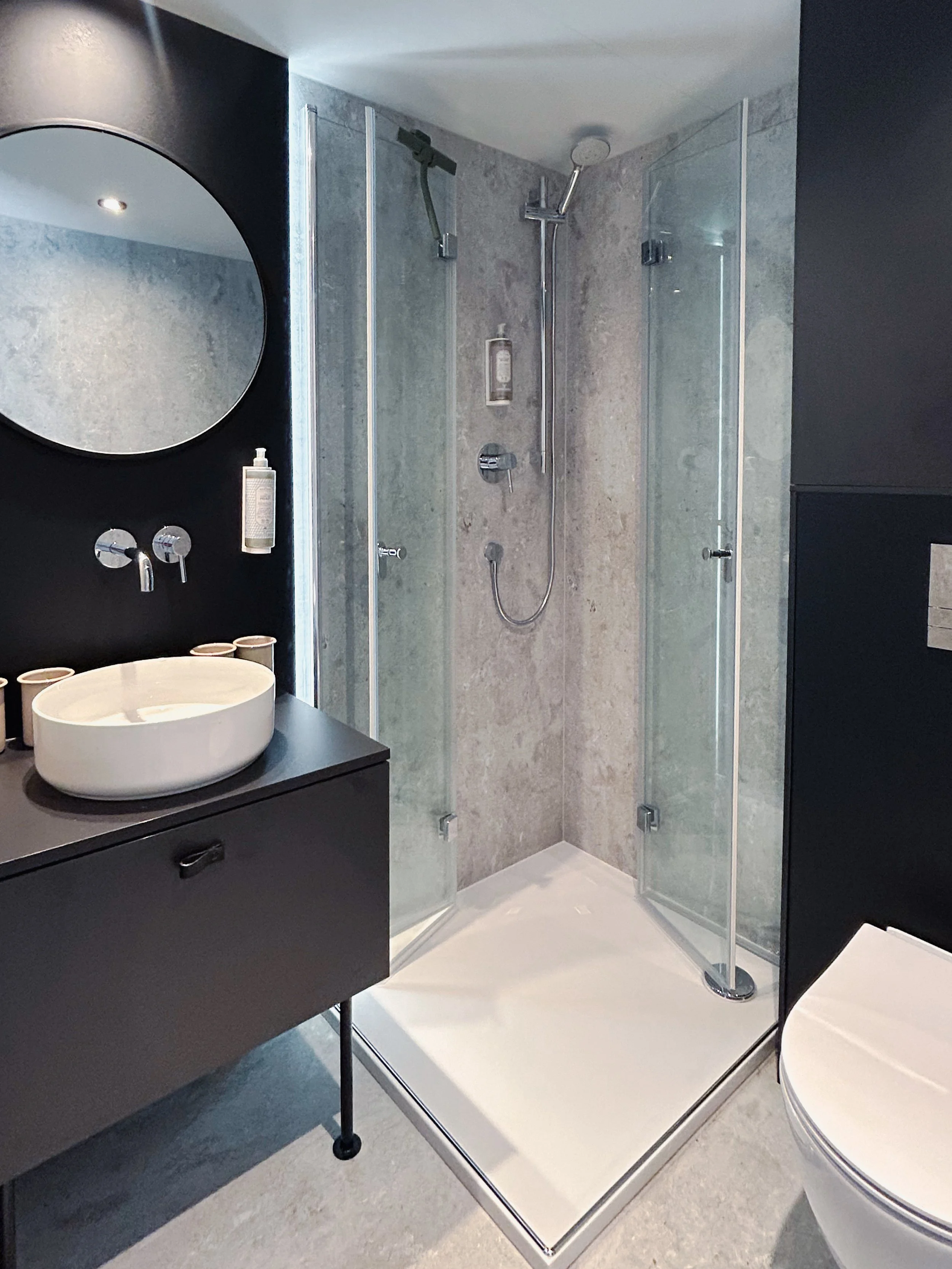 Luxury bathroomw with shower in you nature glamping hideaway in the Belgian Ardennes