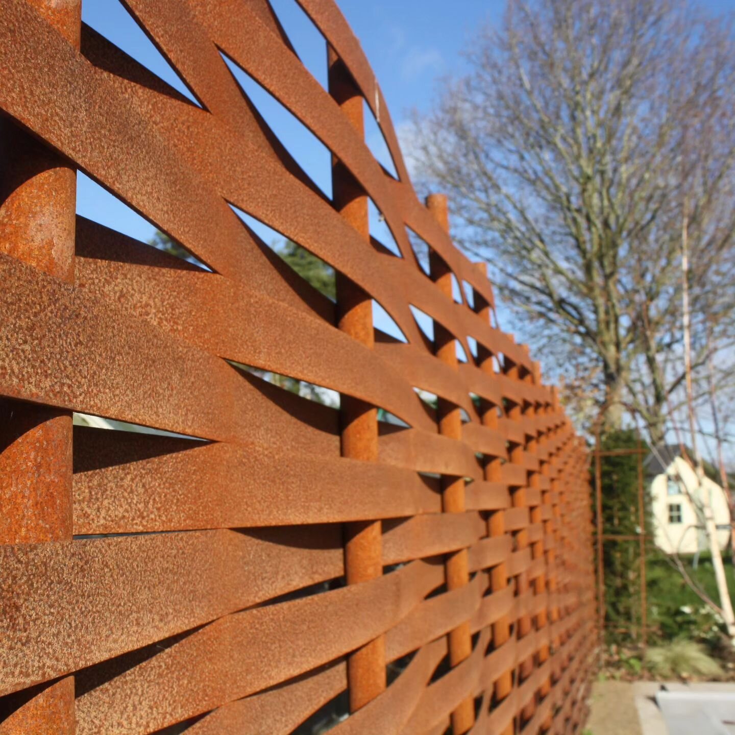 Fencing with a wow factor...

#wovenfencing #wovenfence #wovensteel #steelfencing #gardenfencing