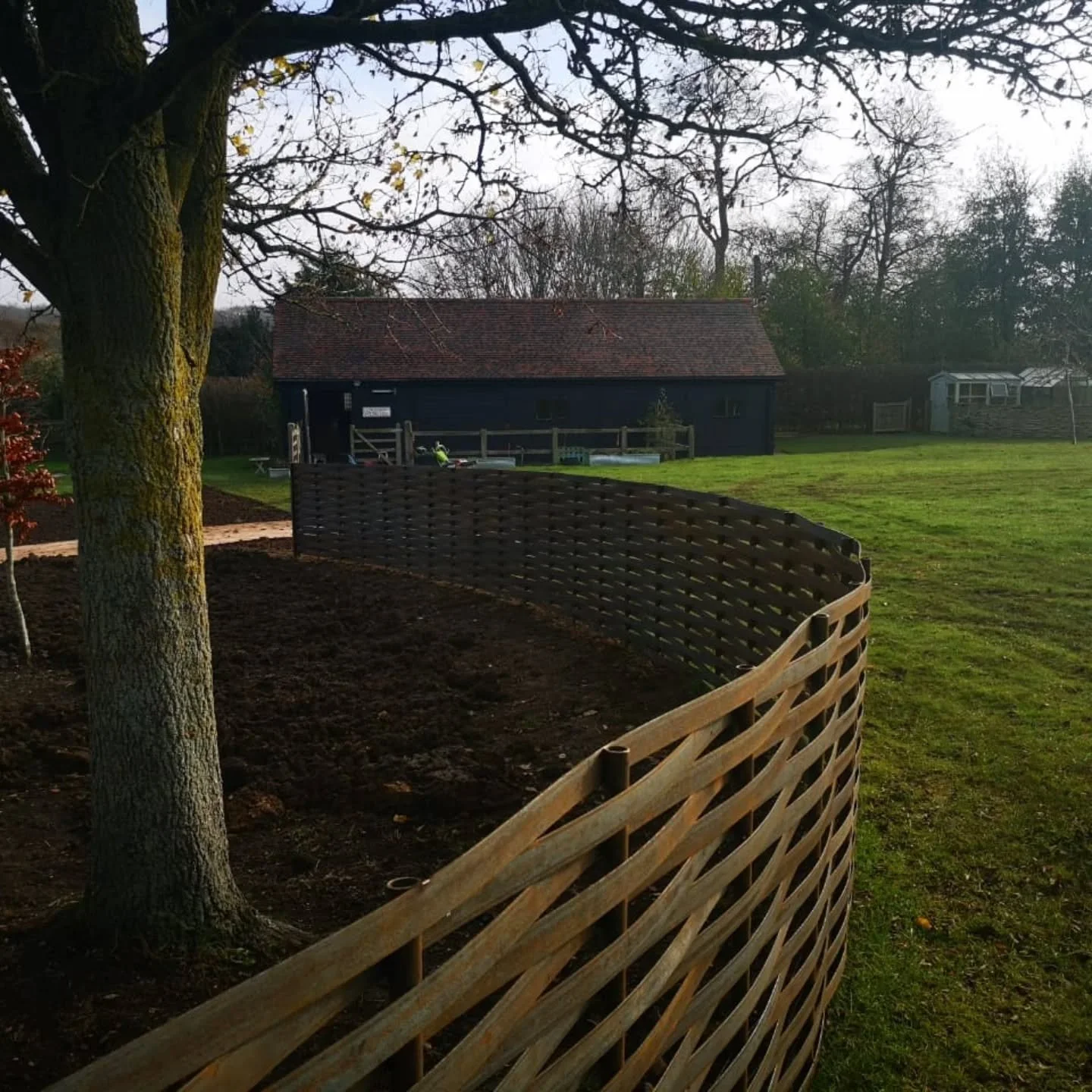 We absolutely love the gentle curve of this fence we recently completed &mdash; it beautifully showcases the natural fluidity and elegance of steel.
.
.
#fencingideas #wovenfencing #steelfencing #wovensteelfencing #gardenideas