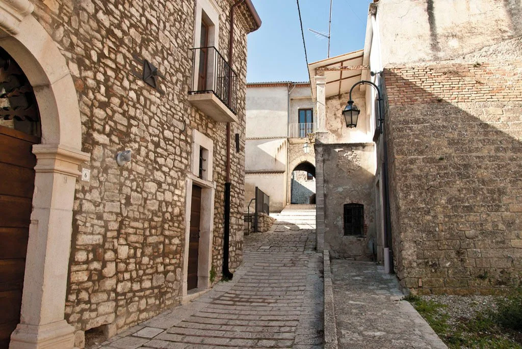 Vicoli di un villaggio con case in pietra e strade di ciottoli