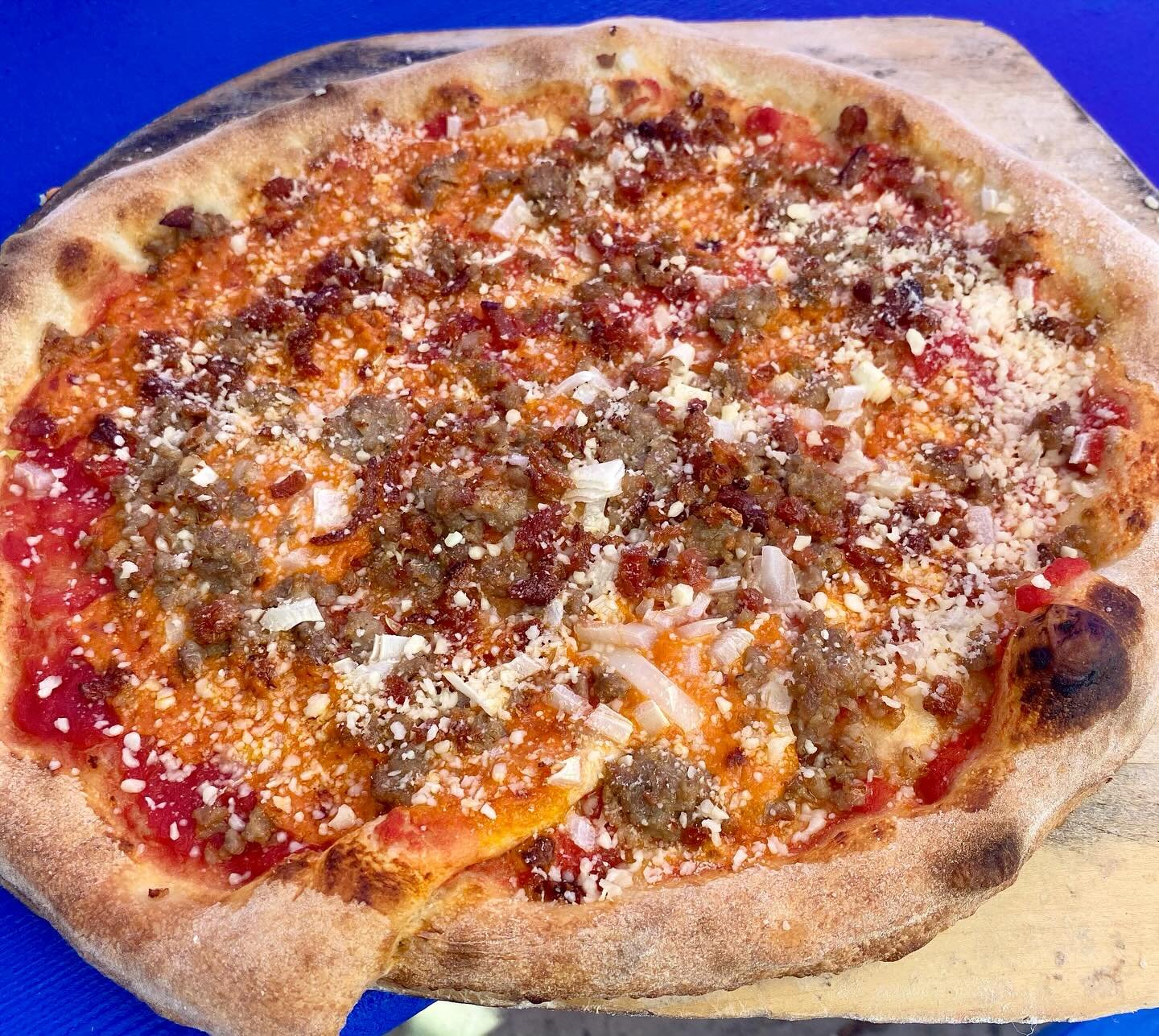 Look at that blue sky!! And the Pizza of the Day! It has Sausage, Bacon, San Marzano Tomatoes, Vodka Sauce and Parmesan!
#bronxpizza #nycpizza #kingsbridgesocialclub