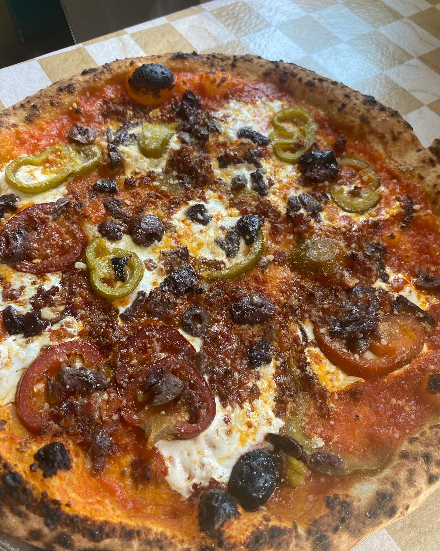 Pizza of the Day! This one is topped with Bacon, Olives, Hot Cherry Peppers, Marinara and Mozzarella Cheese! 

Get it here today! 
#bronxpizza #kingsbridgesocialclub