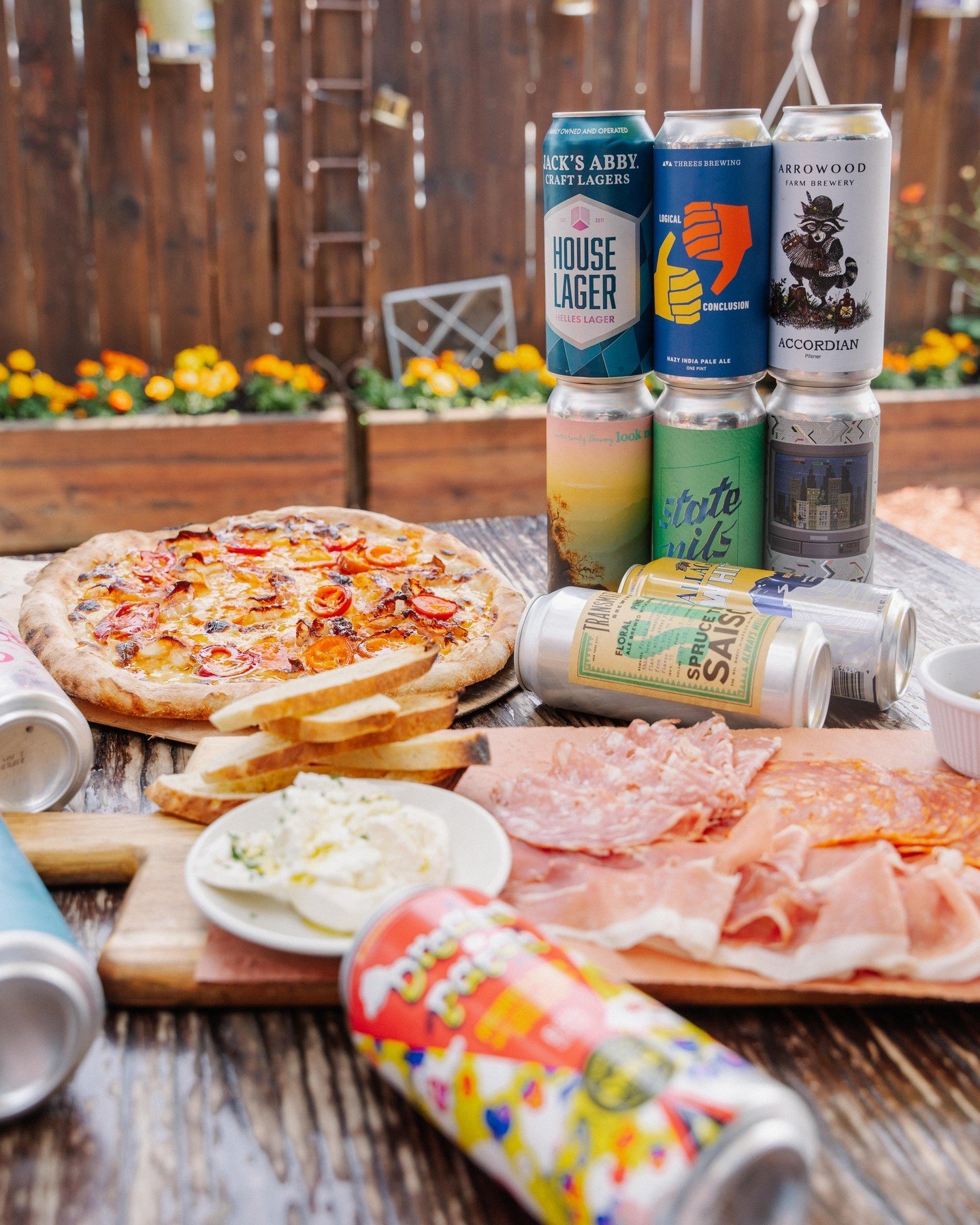 Slide into the weekend with our ultimate game day spread as the Mets take on the Rays &amp; the Yankees challenge the Tigers!
&bull;
&bull;
#kingsbridgesocialclub #kingsbridge #pizza #pizzalovers #bronx #bronxny #newforkcity #nyceats #nycfoodie #ital