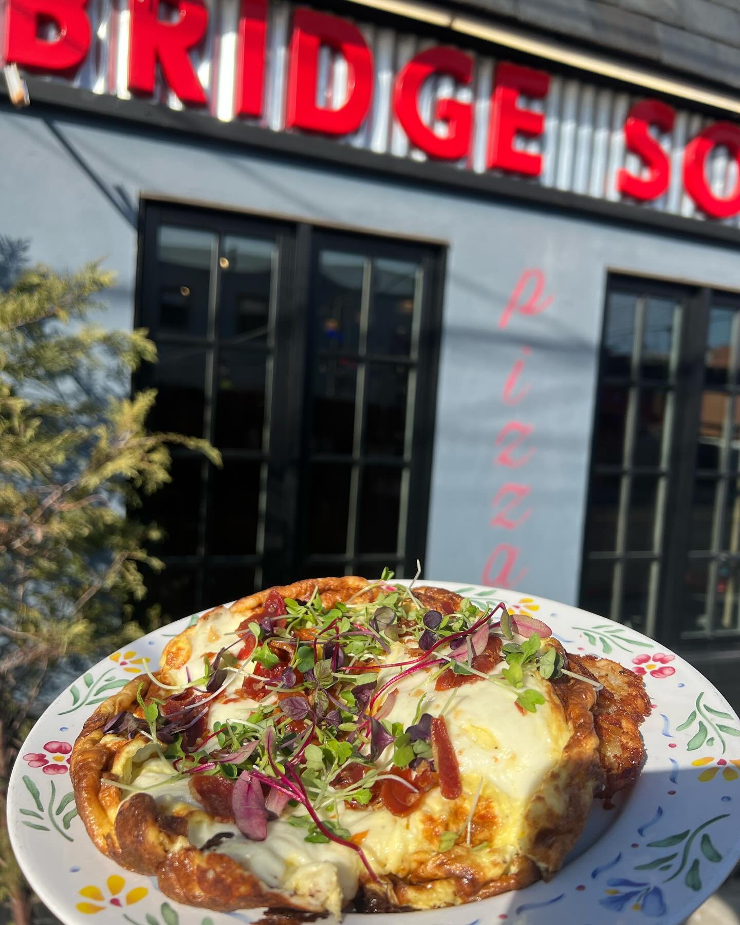 Happy Sunday!! It&rsquo;s cold outside 🥶🥶🥶
Warm up with coffee and anything off of our delicious brunch menu until 4pm! Or join us for football later tonight 🏈
The frittata of the day has mozzarella, crispy prosciutto, and Microgreens
The pizza o