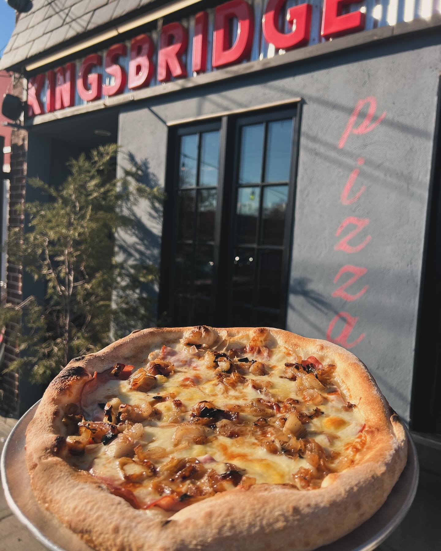 Happy Monday! Start your week with our pizza of the day! Sweet provolone, Fontina, Roasted Shallots &amp; Pennsylvania Ham. #kingsbridgesocialclub 🍕🔥