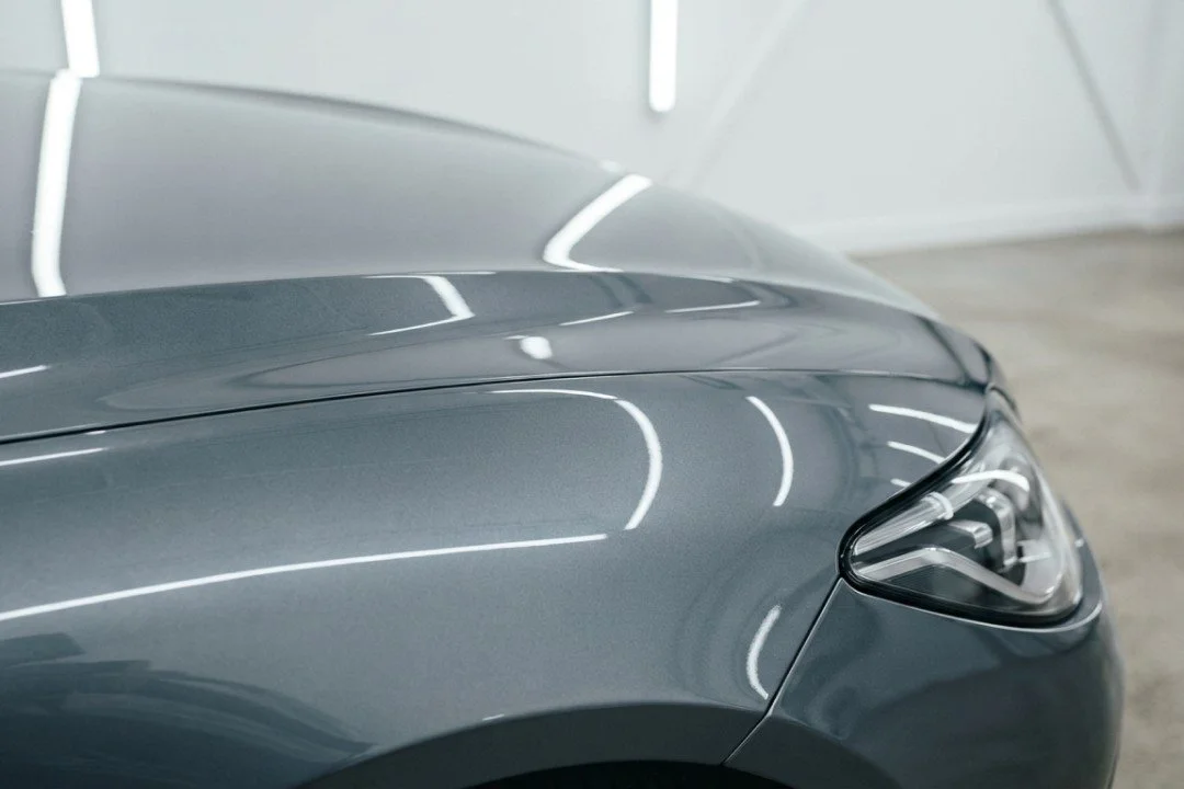 Chapa y pintura de coche: qué es, cómo se aplica y diferencias con la pintura al horno