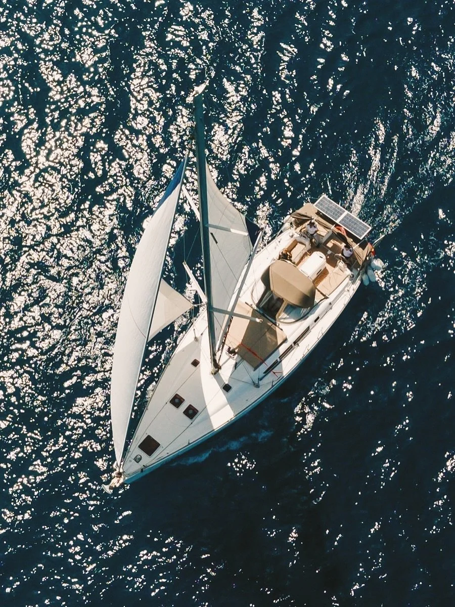 ⛵️ &euro;160.000 &ndash; Jeanneau Sun Odyssey 49i
48&ndash;50 feet arası &ccedil;ok se&ccedil;enek var, ama Philippe Briand tasarımı bu model, rakiplerinden ayrışıyor.

✨ &Ouml;ne &ccedil;ıkan &ouml;zellikler:
	&bull;	110 HP Yanmar motor &ndash; sını