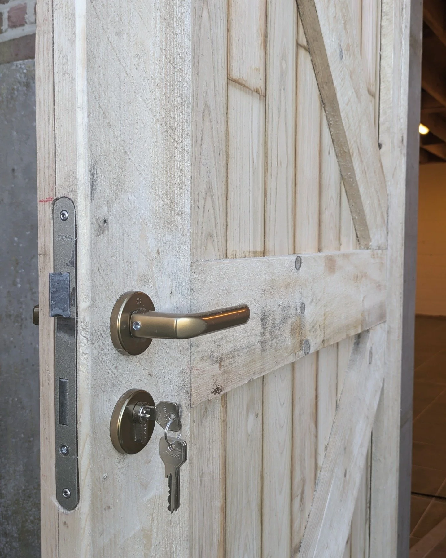 Deuren, deuren en nog eens deuren. De laatste maanden stonden in het teken van deuren. Schuifdeuren voor een ingemaakte kleerkast, een wc-deur voor een nieuwe composttoilet, een voordeur voor een biohoevewinkel en een akoestische binnendeur voor een 