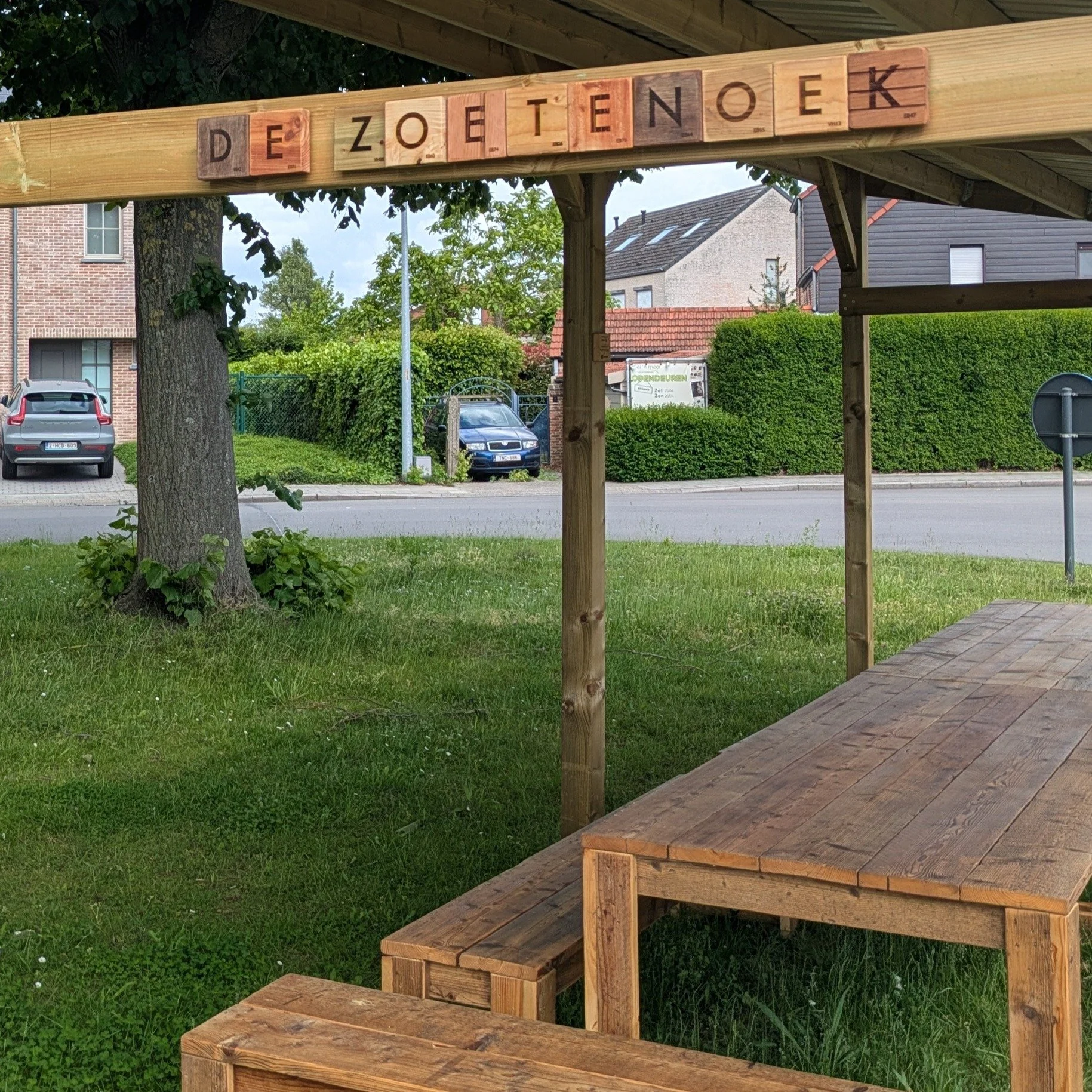 Op vrijdag 29 mei, Dag van de Buren, werd De Zoetenoek feestelijk ingehuldigd. Een project waar ik ondertussen twee zomers geleden de eerste vraag voor kreeg.

Het initiatief werd in gang getrokken door enkele enthousiaste buren uit Wilsele-Putkapel 