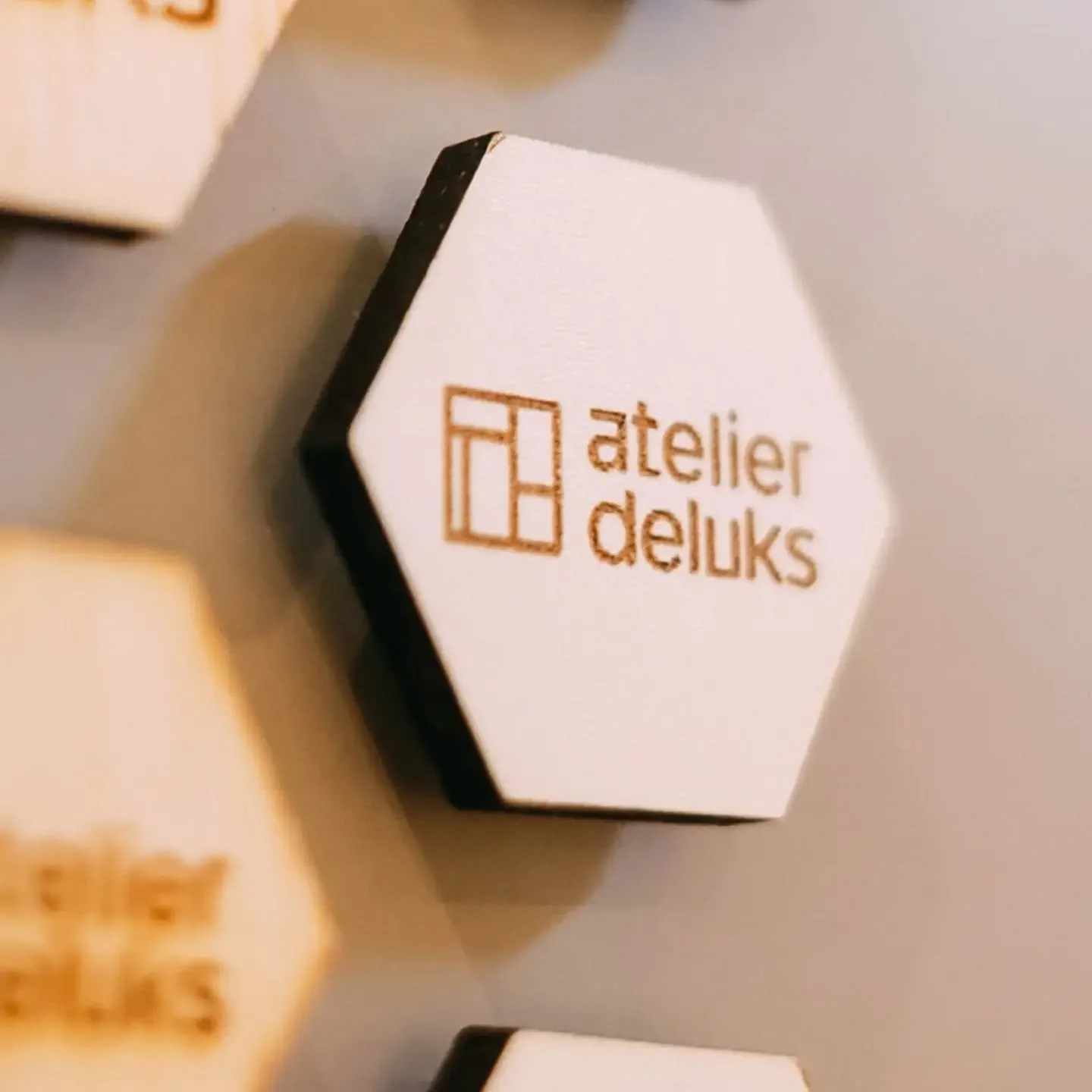 Mooie foto's van een mooi logo en mooie letters op mooie kaartjes, zoals ik ze zelf nooit had kunnen maken. 

En als ik ze zelf had gemaakt, zou ik ze nooit zo durven bestoefen, want we zijn toch zo Vlaams en bescheiden opgevoed he 😆🤭🙄 

Maar ik w