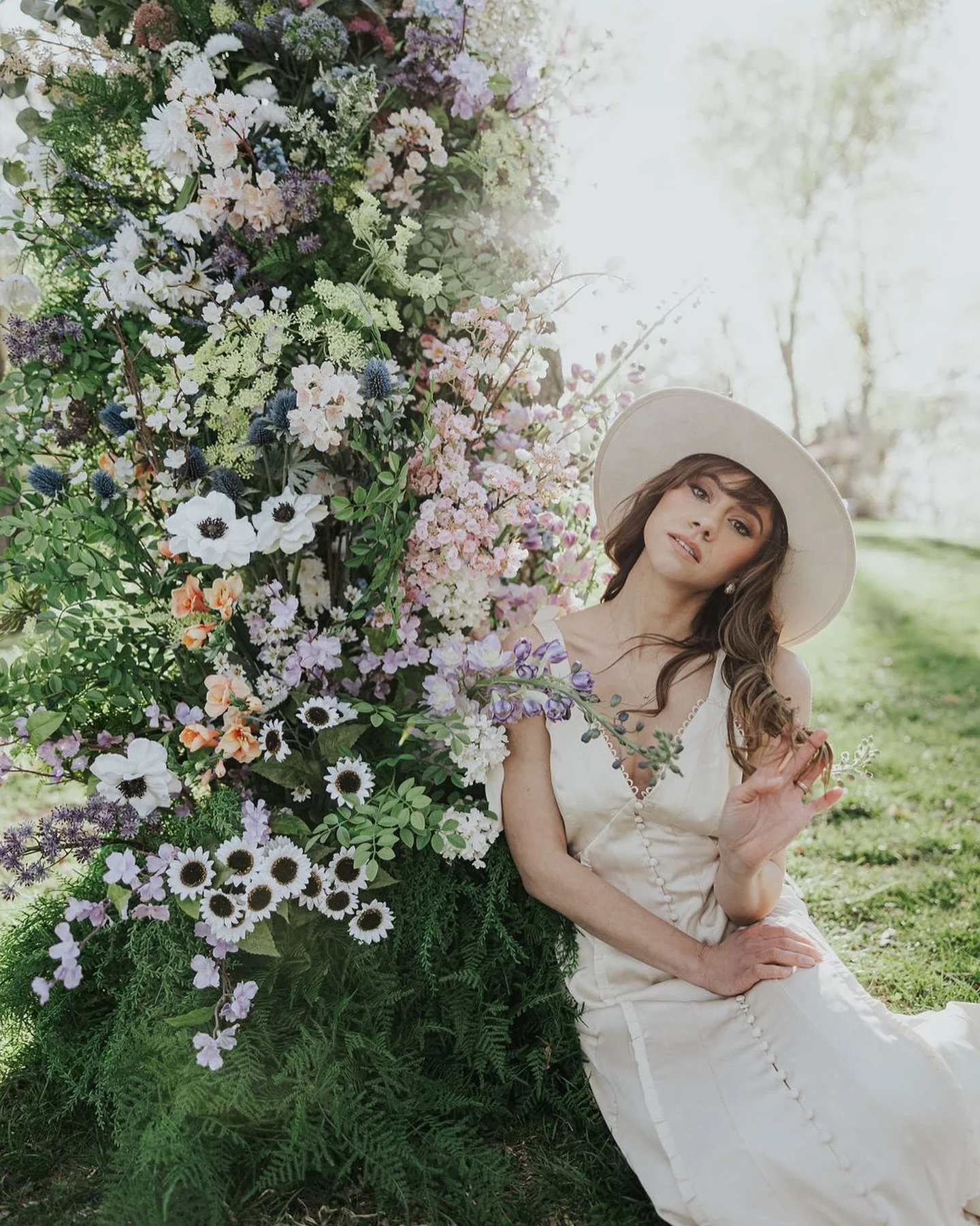 Gimme all the ethereal elopement vibes 🌸 I&rsquo;m so in love with these photos! 

Now booking for Nashville weddings, elopement&rsquo;s and special events!

Photographer: @lcgaylephotos 
Host: @havenviolaphoto
Models: @the_rebekahvaught
Florals:@ca