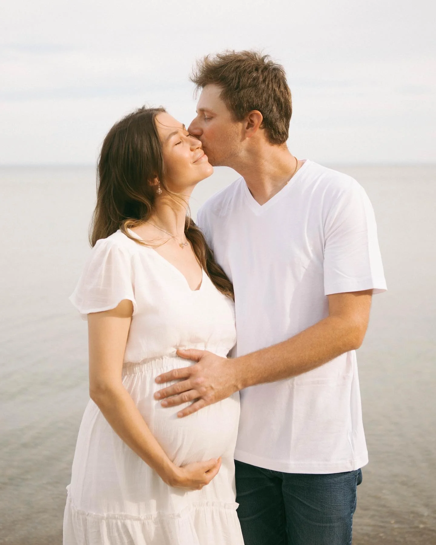 Sunrise morning sessions are the best (if you wanna take pics at 7am &mdash; I promise you the lighting is chefs kiss). 🌞 These are just a few of my favourites from a maternity session earlier this week. Can&rsquo;t wait to share more!