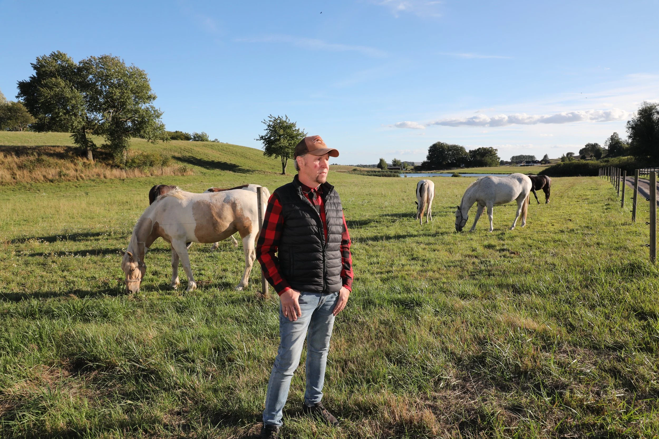 Artikel om en upprörd granne som protesterar mot planerade byggnadsprojekt nära hans naturmarker.