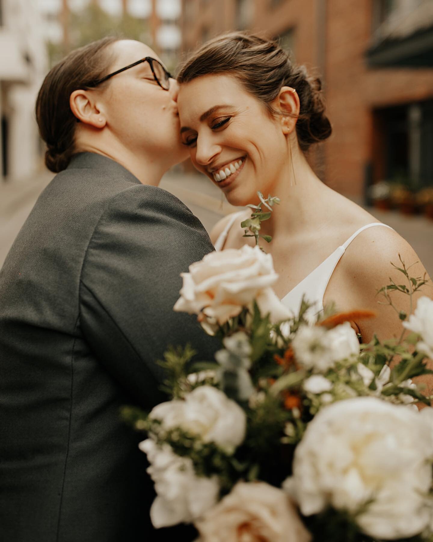 Still obsessing over Lizzy and Megan. Swipe to see the sweetest first look reaction 😍

#seattlemakeupartist #bridalmakeup #snohomishmakeupartist