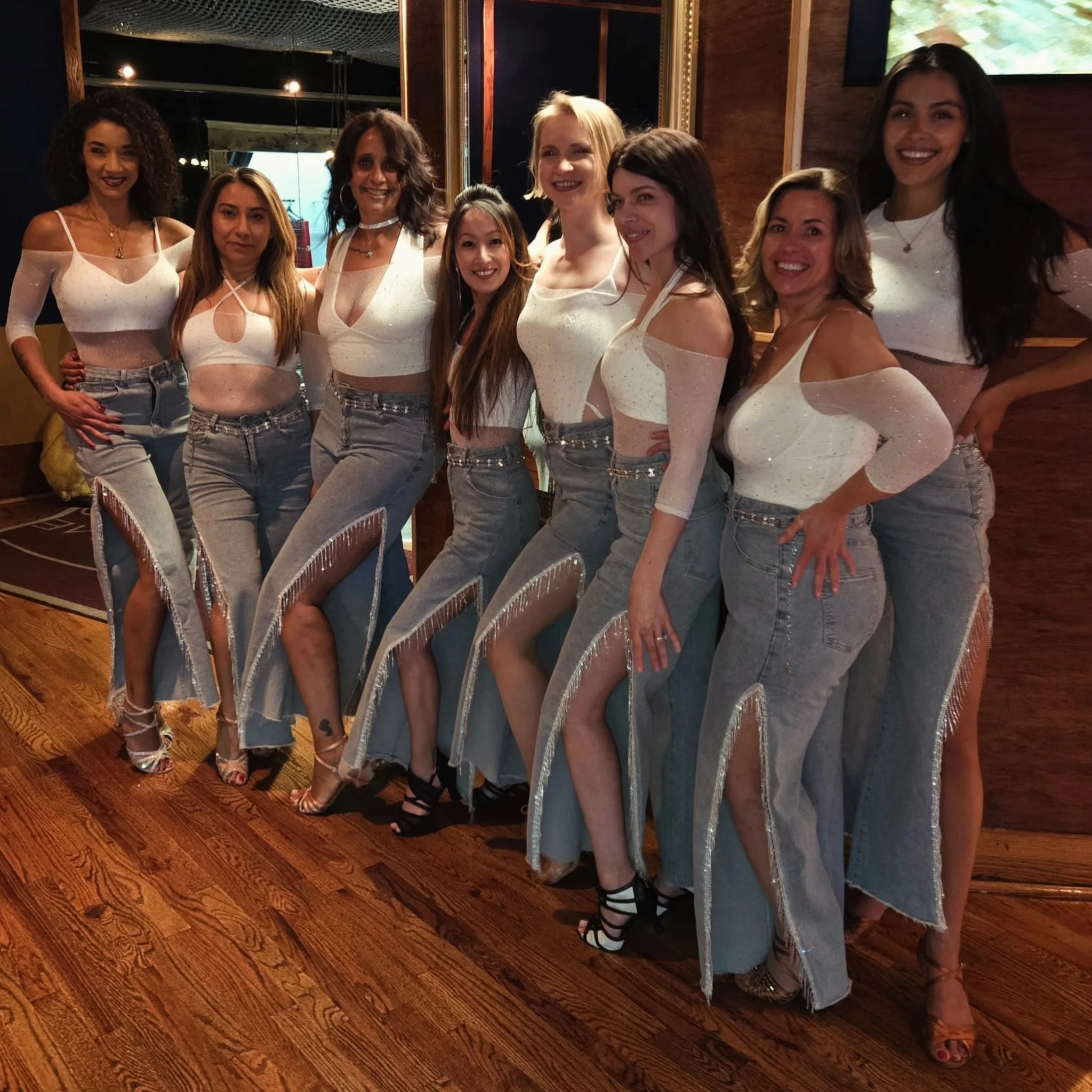 Salsa Wave ladies crew! 🫶

Lucky, lucky me&hellip; 🌺💃🌺💃🌺

#SalsaWaveCT #LadiesDanceTeam #LuckyMe #DanceFamily #salsaladies