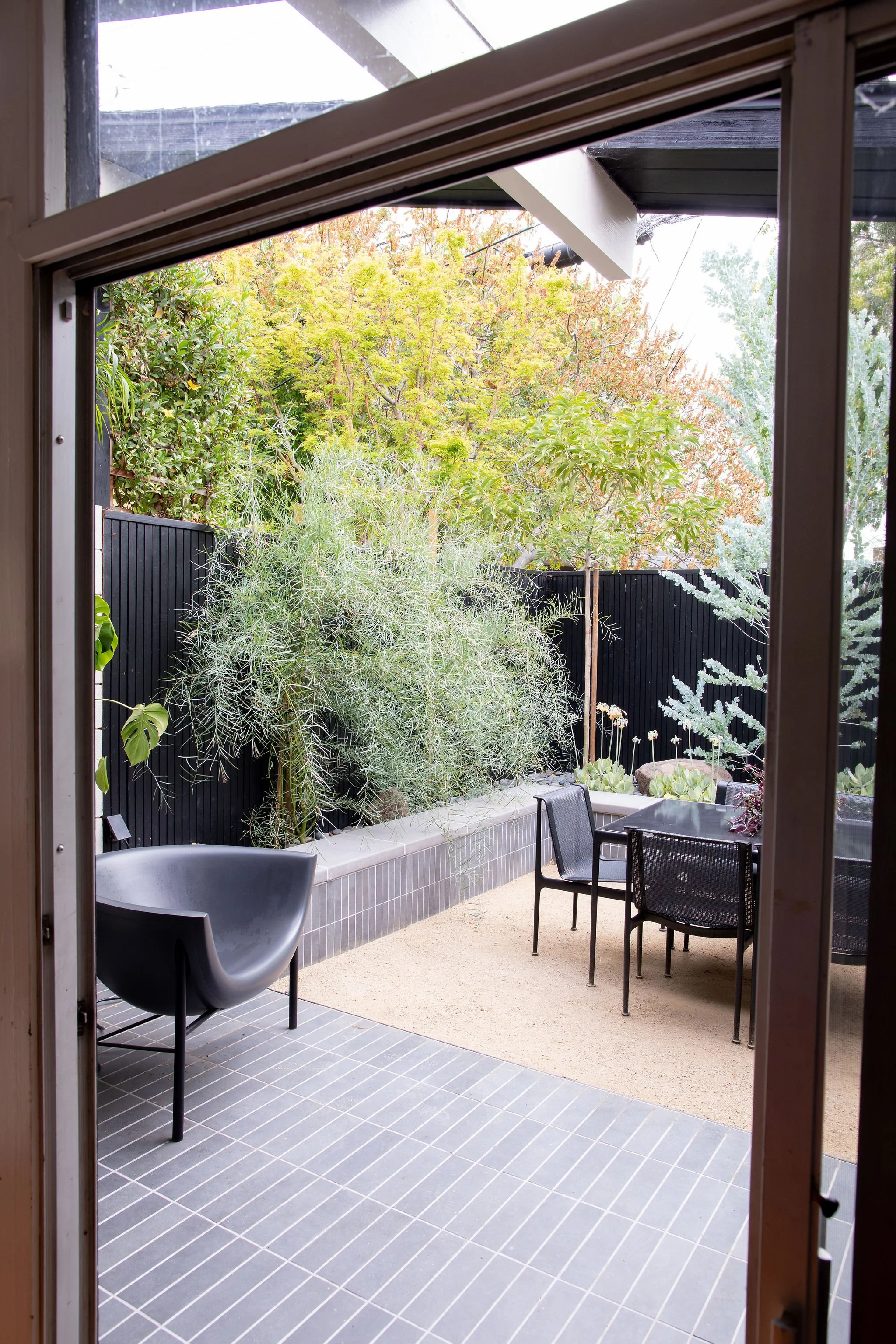 EICHLER PATIO - SEUL TERRE Landscape Design Studio | Photo by Skogen.Land