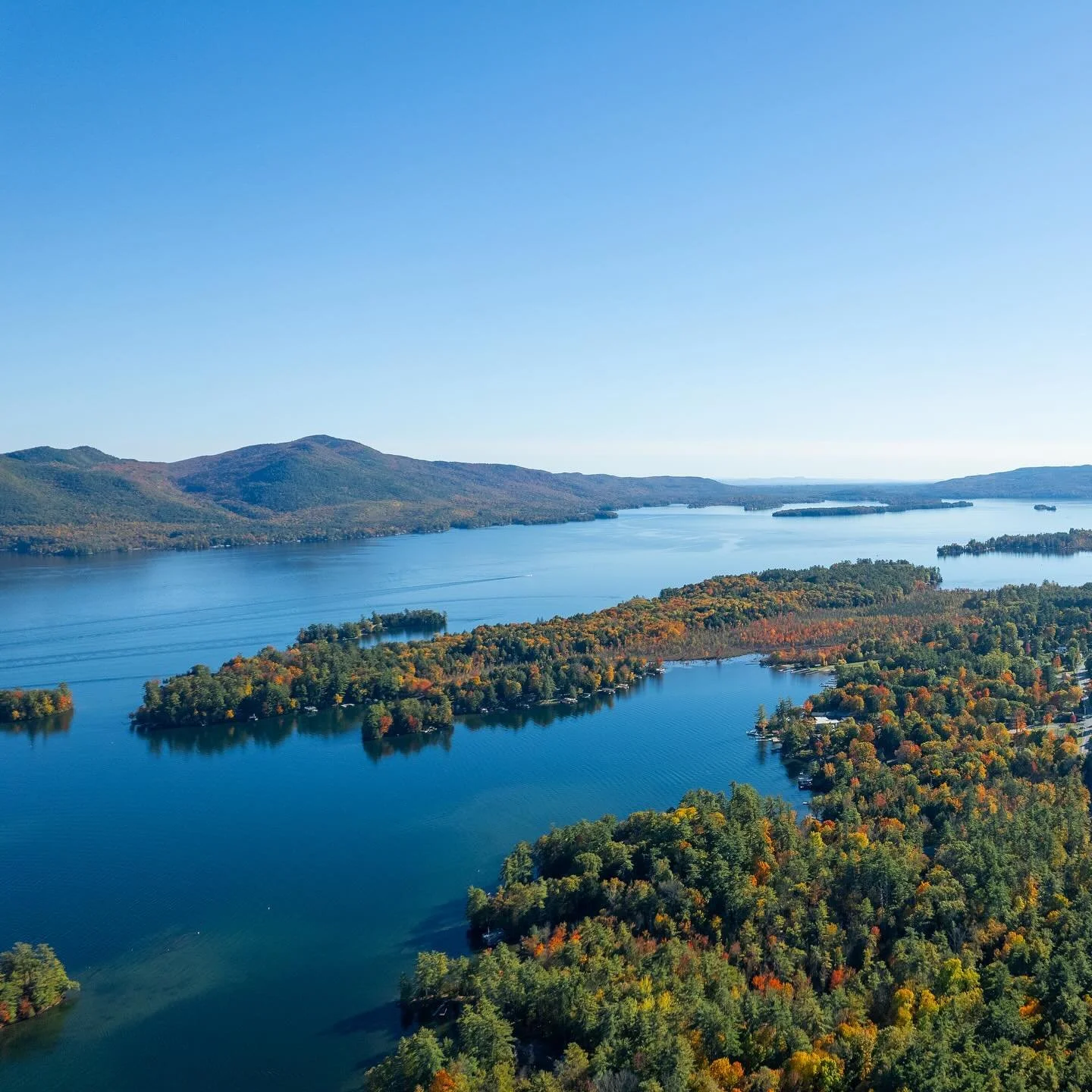 Autumn&rsquo;s masterpiece 🍁🌲 #boltonlanding #lakegeorge #adirondacks #fallfoliage #lakelife