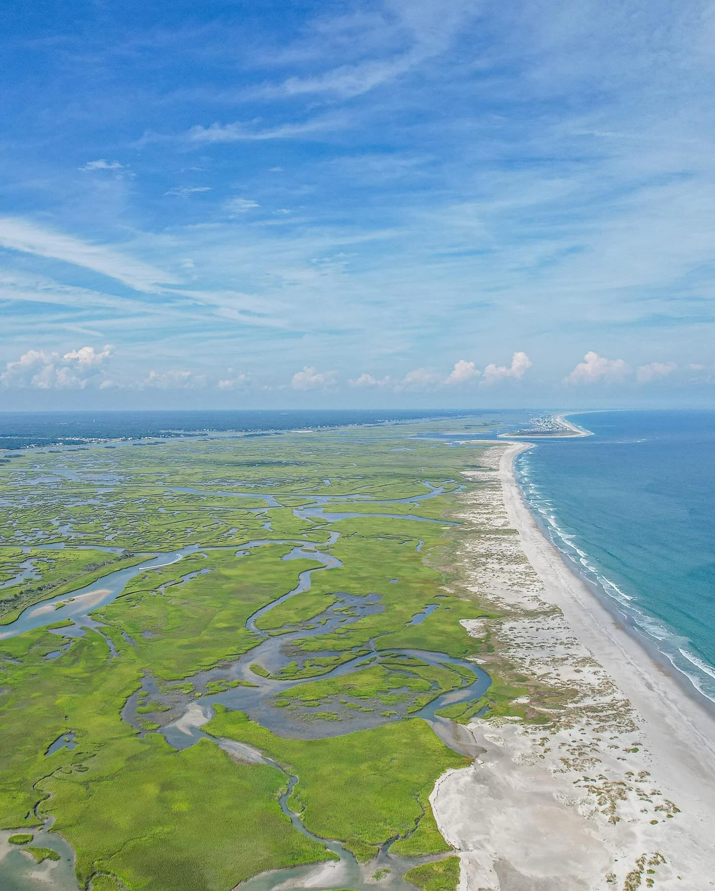 Taking a flight down memory lane with these epic drone shots! 🌊🌄 From the coastlines of North Carolina to the stunning landscapes of New York, each image tells a story. 🌍 #ThrowbackThursday #DronePhotography #TravelMemories #dji #topsailbeach #sur