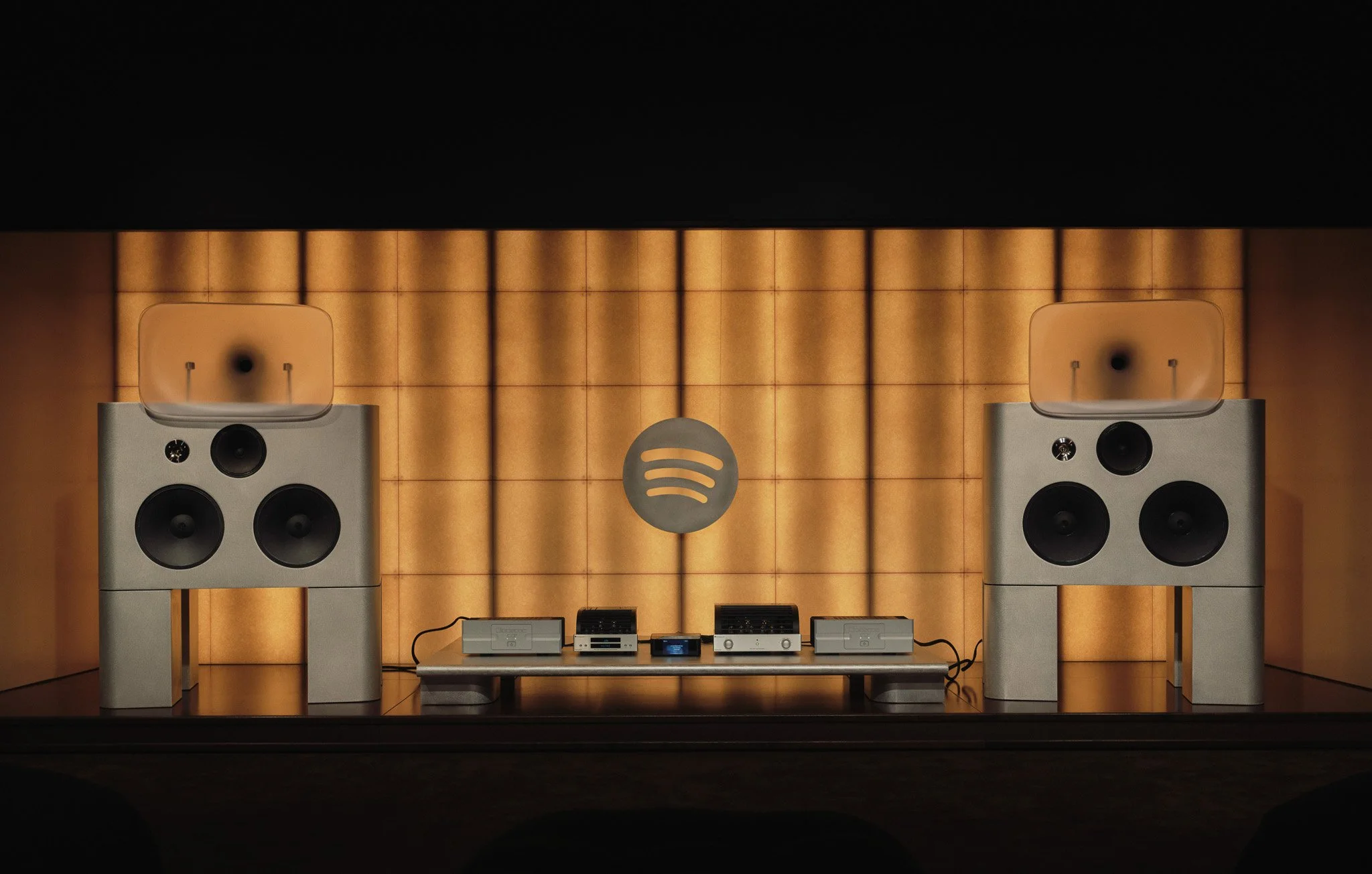 Where architectural modularity and innovative finishes meet one-of-a-kind Hi-Fi design (Lossless Listening Room, London)